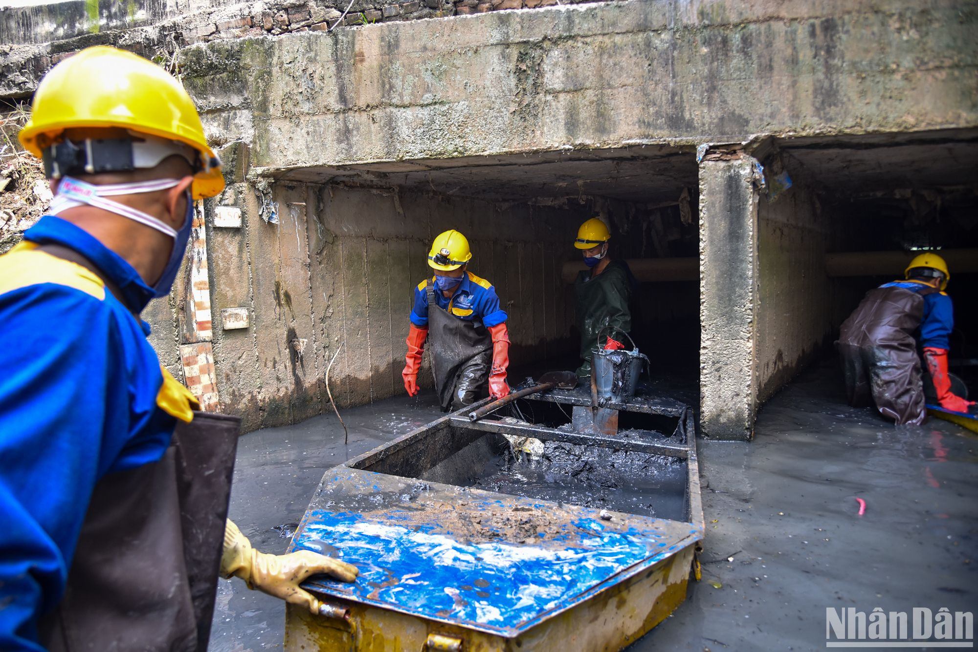 Chiếc thuyền chứa đầy bùn và rác thải được đưa ra ngoài, tiếp tục vận chuyển lên trên để xử lý. Chiếc thuyền chứa đầy bùn và rác thải được đưa ra ngoài, tiếp tục vận chuyển lên trên để xử lý.