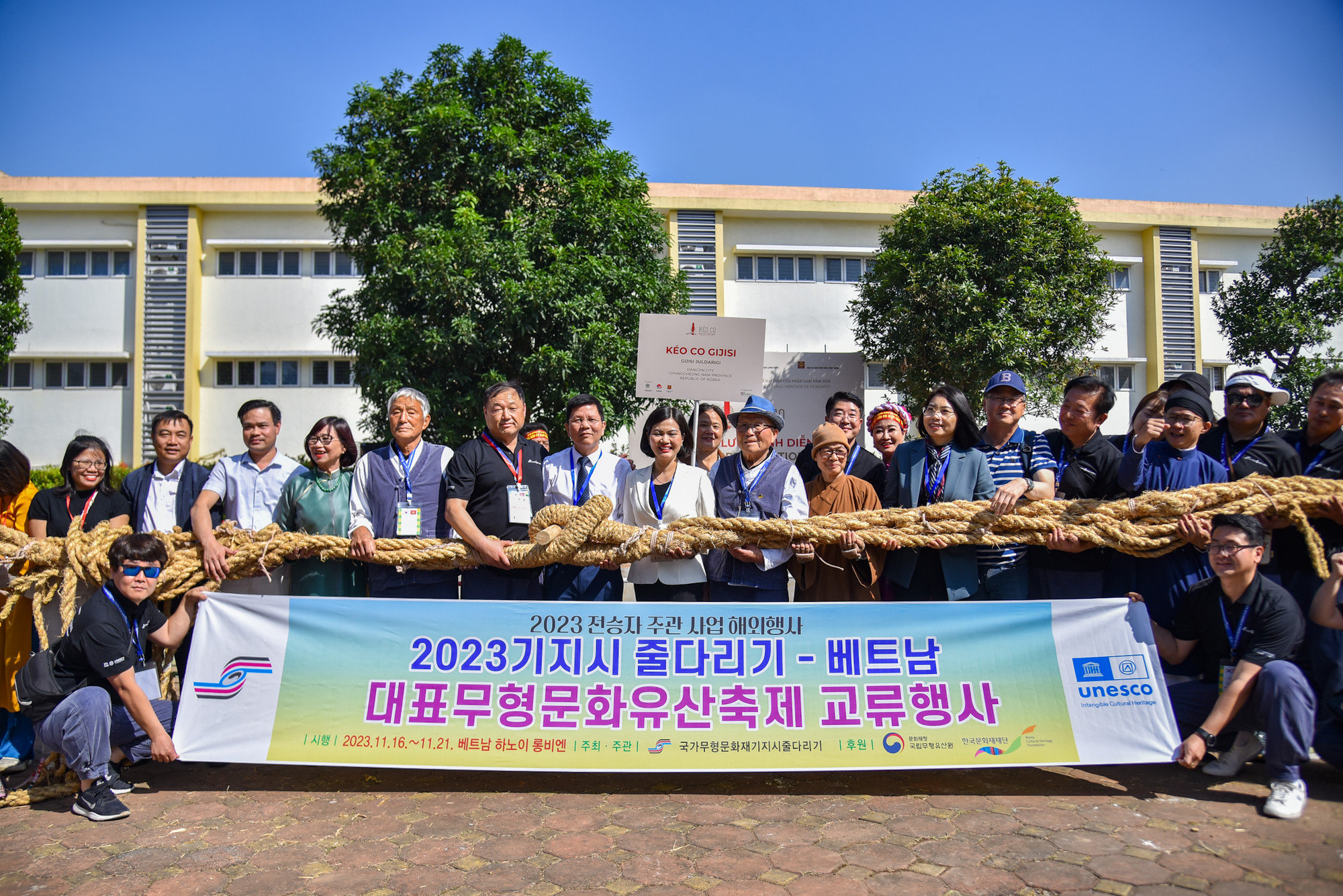 Hội Kéo co Gijisi (thành phố Dangjin, Hàn Quốc) tặng chiếc dây kéo co cho làng Trấn Vũ, kết thúc tốt đẹp buổi giao lưu văn hóa kéo co giữa hai nước Việt Nam-Hàn Quốc.