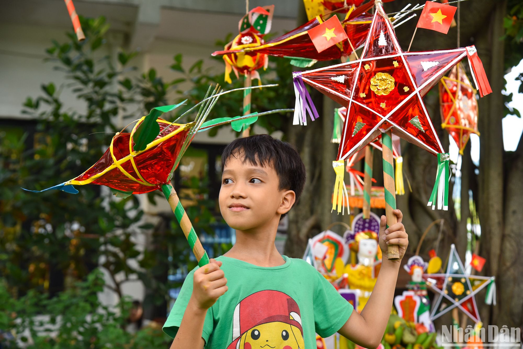 Bạn Quang Anh (8 tuổi) tỏ ra rất thích thú với những món đồ trang trí Trung thu cổ truyền.