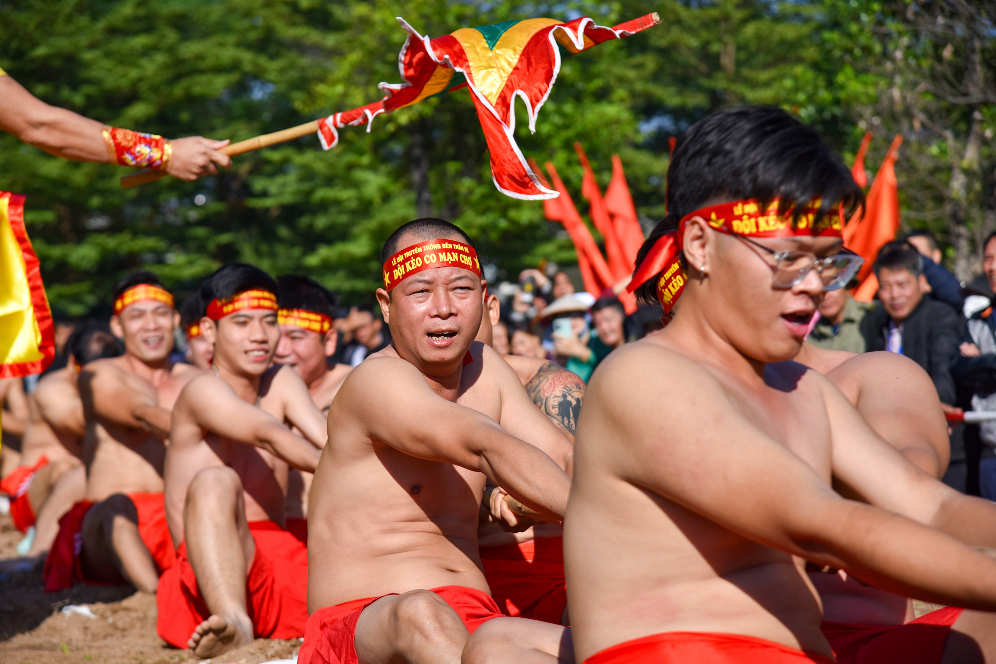 Trò chơi kéo co ngồi ở đền Trấn Vũ (Thạch Bàn, Long Biên) đòi hỏi tinh thần đồng đội cao để dành chiến thắng.