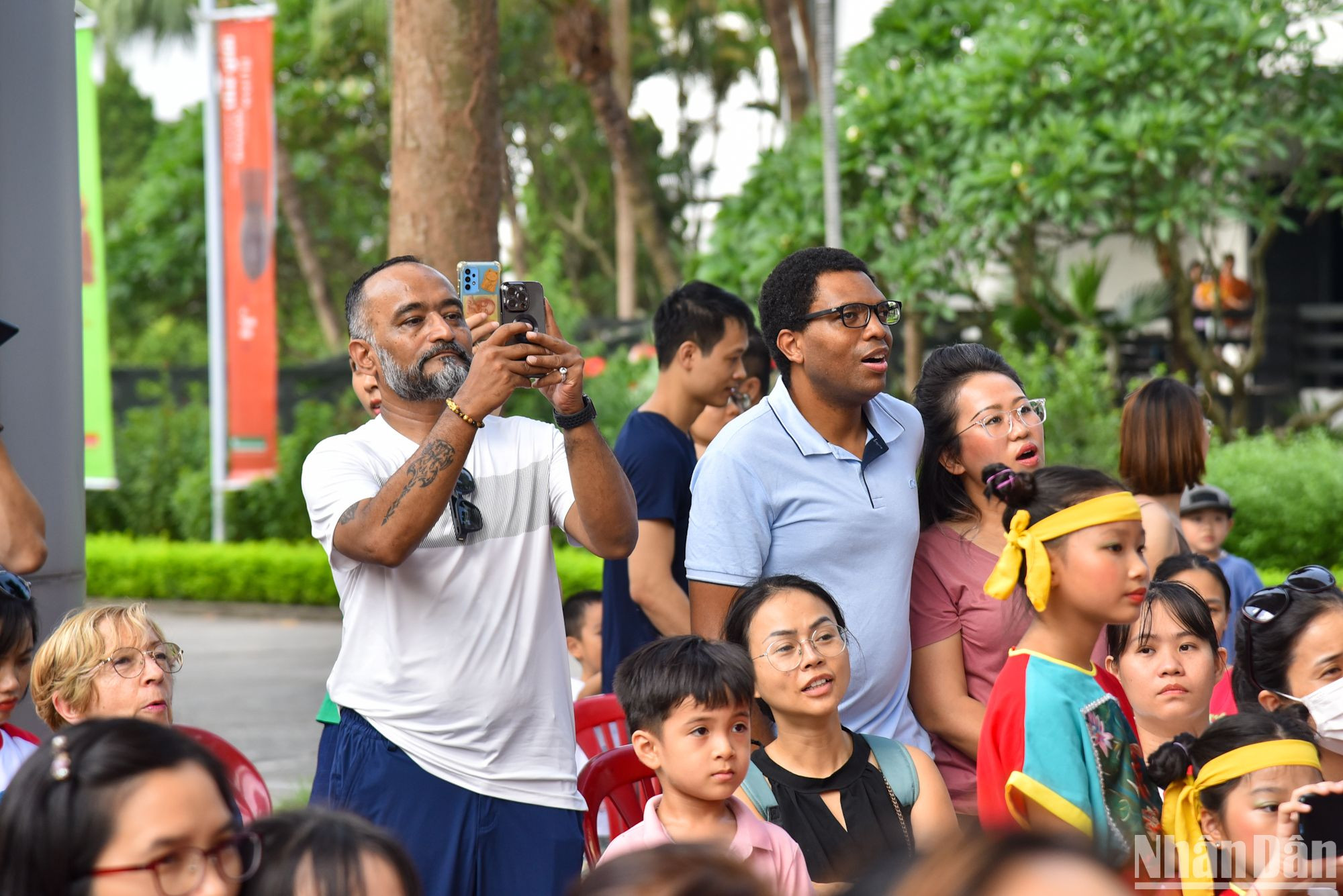 Một số du khách nước ngoài tỏ ra thích thú với chương trình Trung thu diễn ra tại đây.