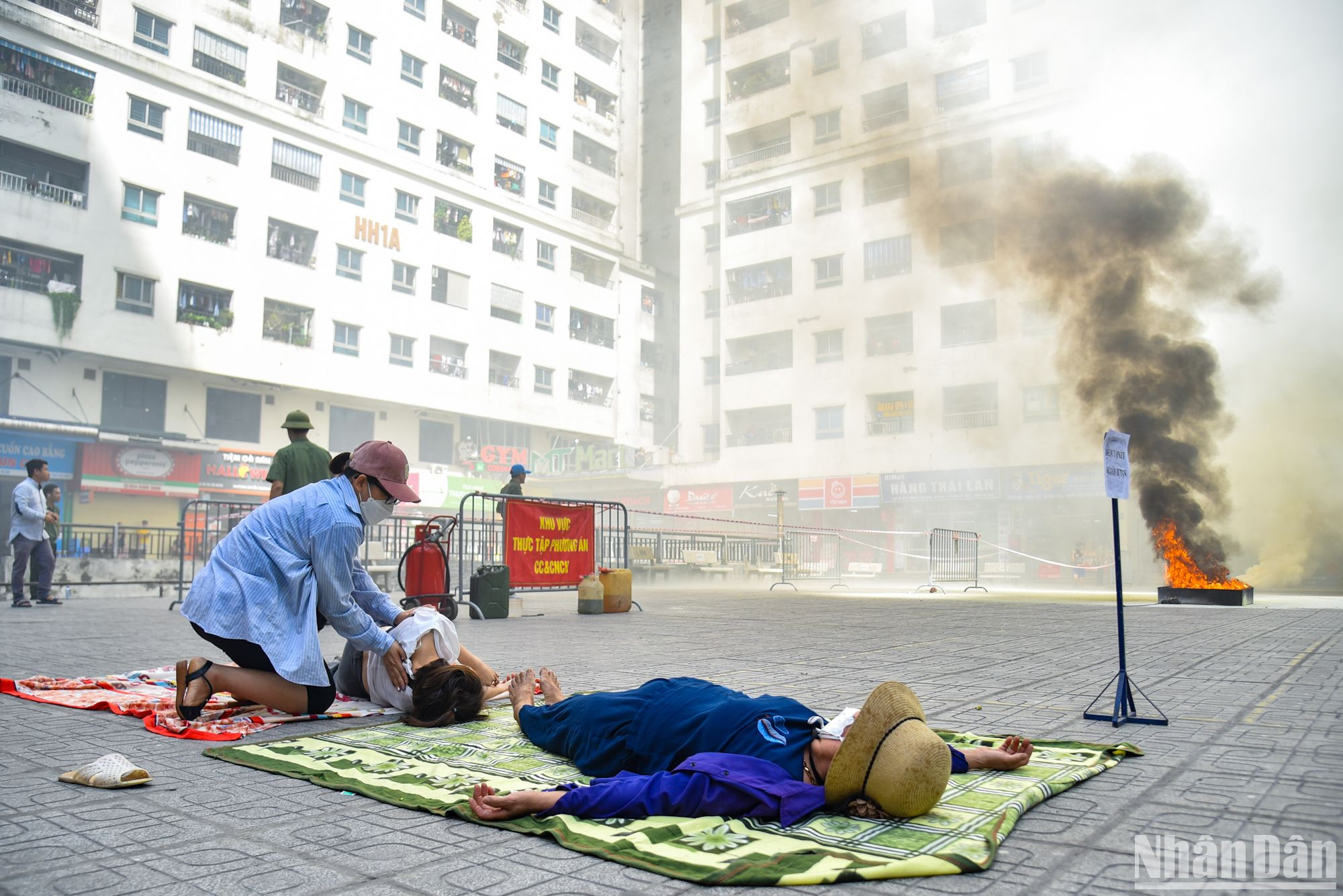 Ở phía bên ngoài tổ cứu thương tổ chức sơ, cấp cứu cho các nạn nhân đồng thời phối hợp cùng Trung tâm Y tế quận Hoàng Mai sơ cấp cứu ban đầu.