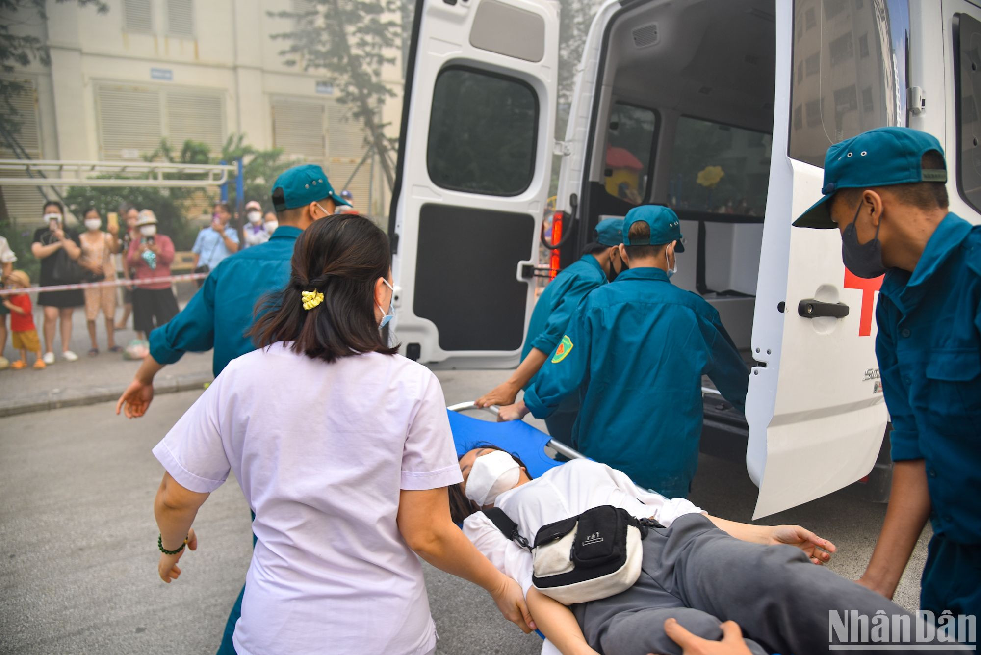 Lực lượng y tế cũng hoạt động hết công suất đưa người bị nạn đến bệnh viện gần nhất để cấp cứu kịp thời.