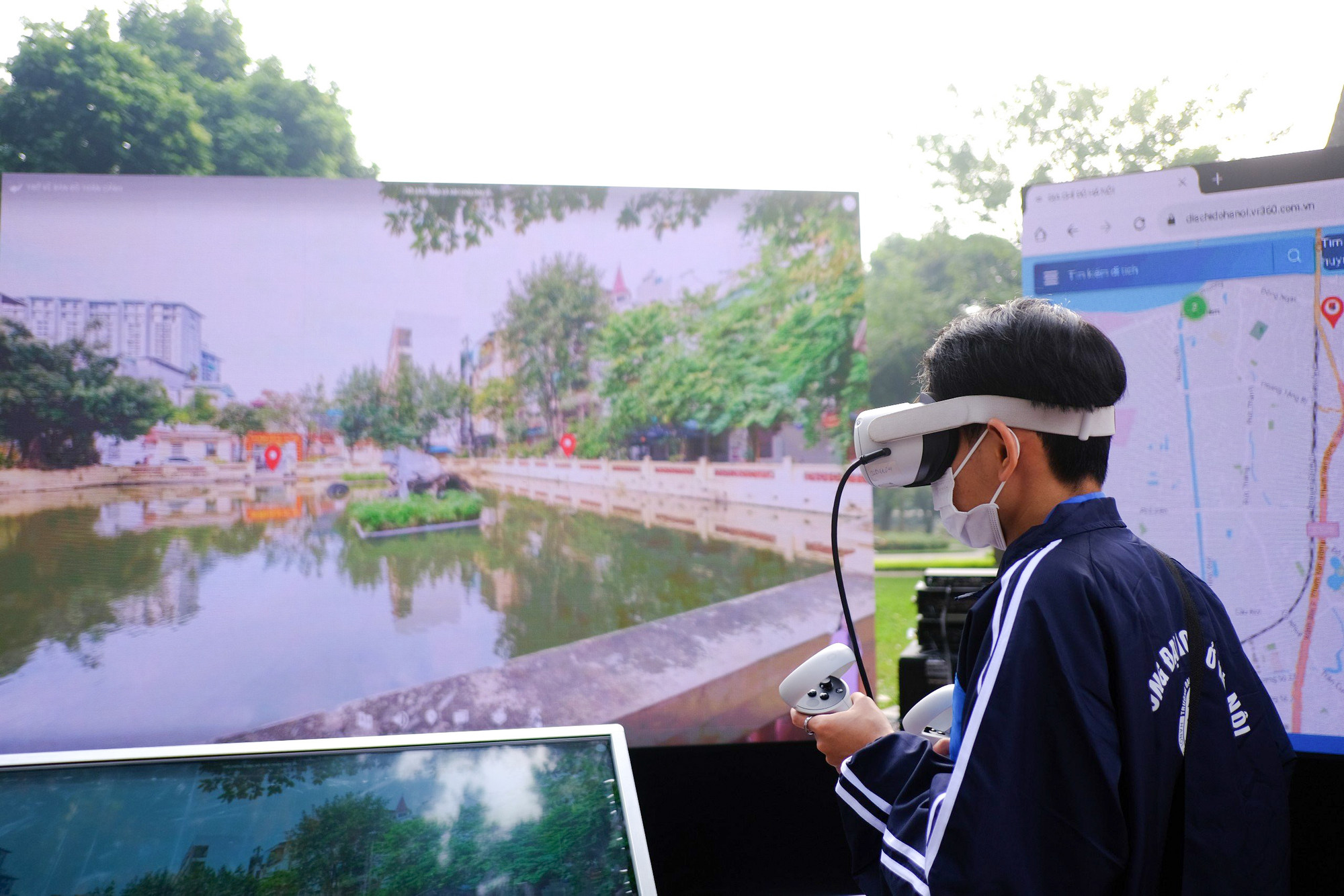 Tại đây các bạn trẻ có thể tham quan những di tích lịch sử của Thủ đô Hà Nội qua kính thực tế ảo. Mục đích hoạt động là thiết lập hệ thống “bản đồ số” dữ liệu các “địa chỉ đỏ” trên địa bàn Thành phố, tạo thành hệ sinh thái các di tích, lịch sử trực tuyến cho đoàn viên, thanh niên và nhân dân dễ dàng theo dõi, trải nghiệm.