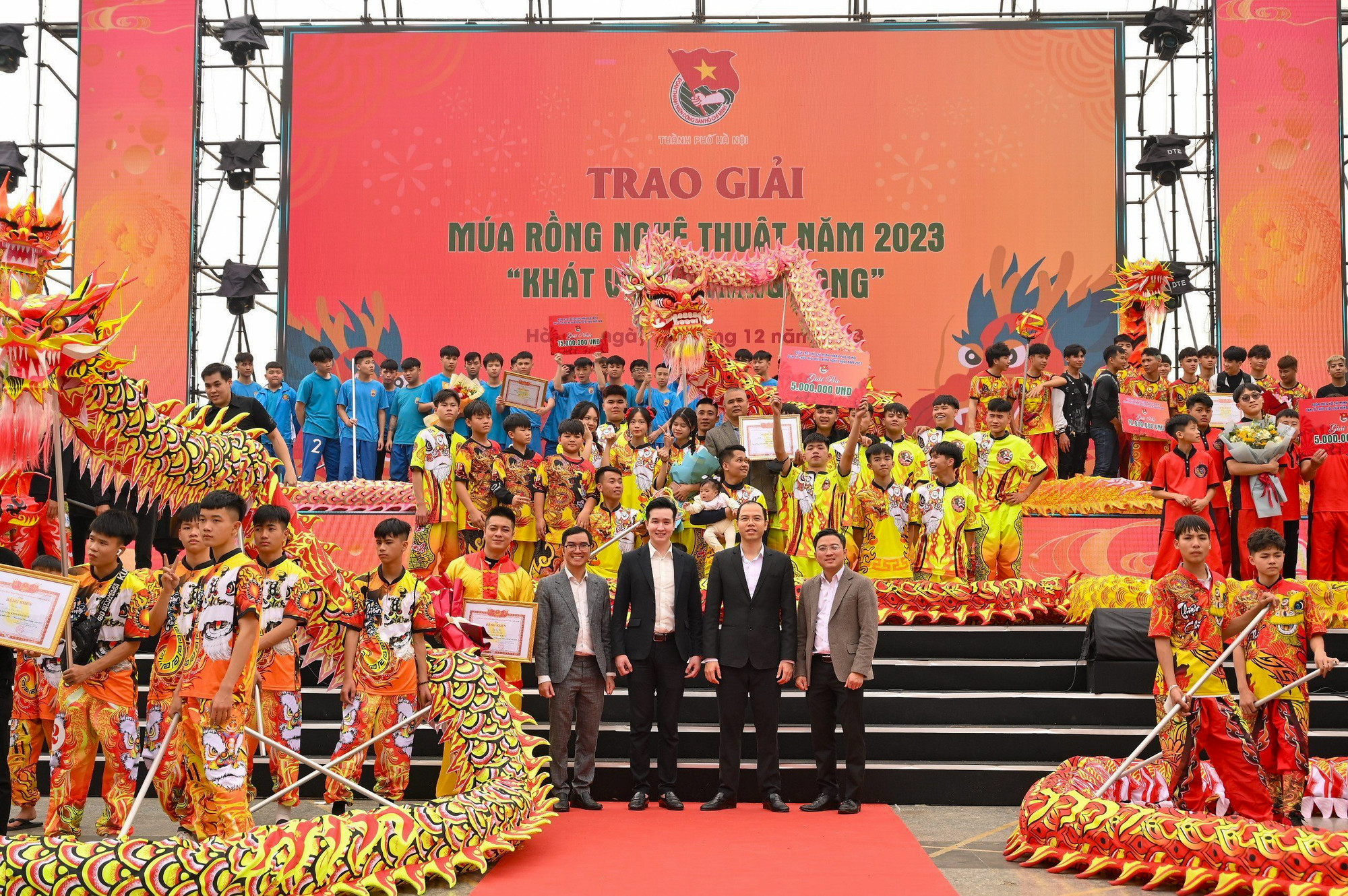 Lễ trao giải cuộc thi biểu diễn múa rồng nghệ thuật 2023 được diễn ra ngay sau đó. Qua các tiết mục dự thi, các đội cũng thể hiện được tinh thần, nhiệt huyết của tuổi trẻ, ý chí phấn đấu, sự cống hiến, sức sáng tạo của thanh niên Thủ đô quyết tâm xây dựng, tuyên truyền, quảng bá, giới thiệu văn hóa, lịch sử, nét đẹp du lịch Thăng Long - Hà Nội.