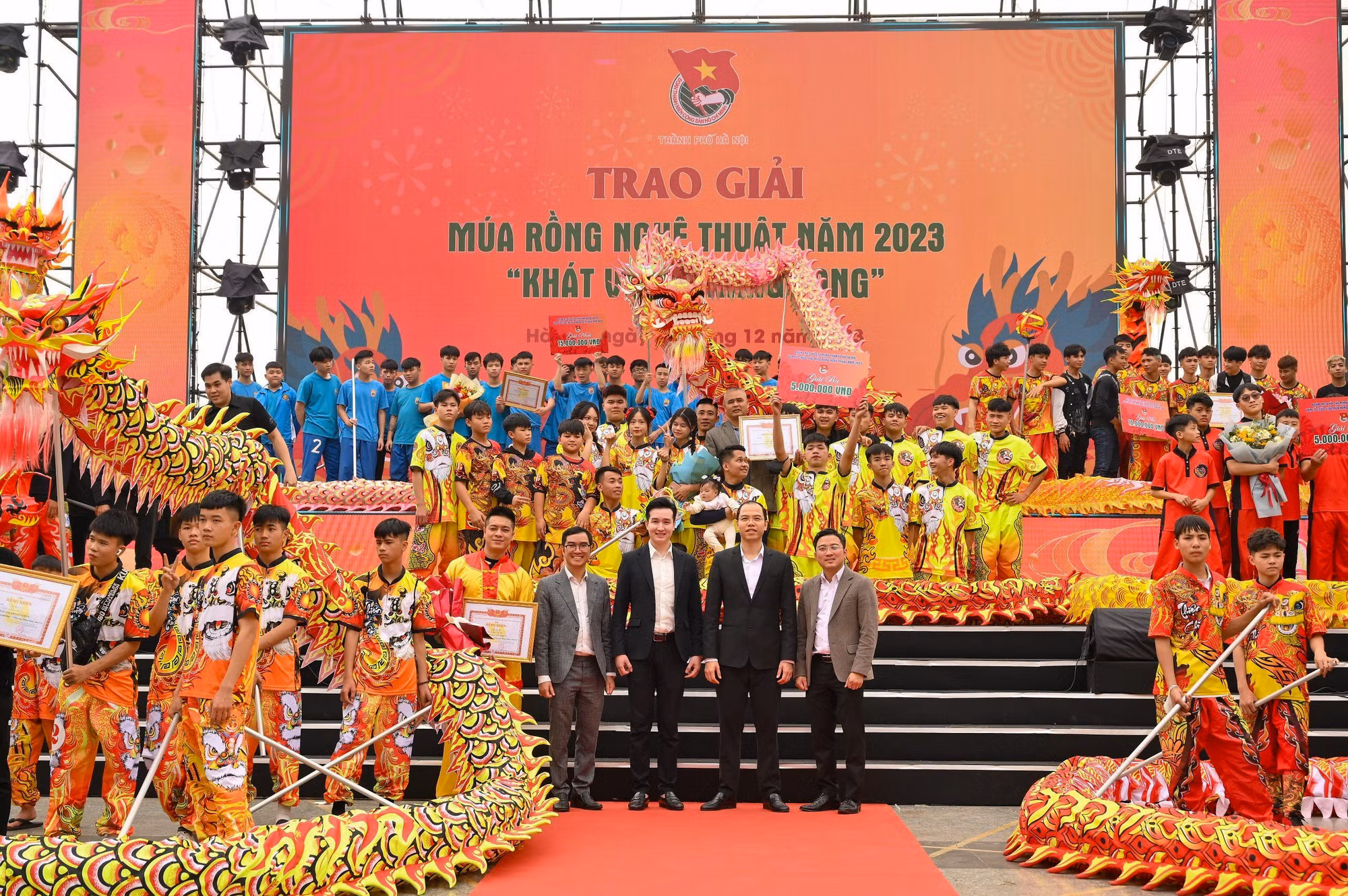 Lễ trao giải cuộc thi biểu diễn múa rồng nghệ thuật 2023 được diễn ra ngay sau đó. Qua các tiết mục dự thi, các đội cũng thể hiện được tinh thần, nhiệt huyết của tuổi trẻ, ý chí phấn đấu, sự cống hiến, sức sáng tạo của thanh niên Thủ đô quyết tâm xây dựng, tuyên truyền, quảng bá, giới thiệu văn hóa, lịch sử, nét đẹp du lịch Thăng Long - Hà Nội.