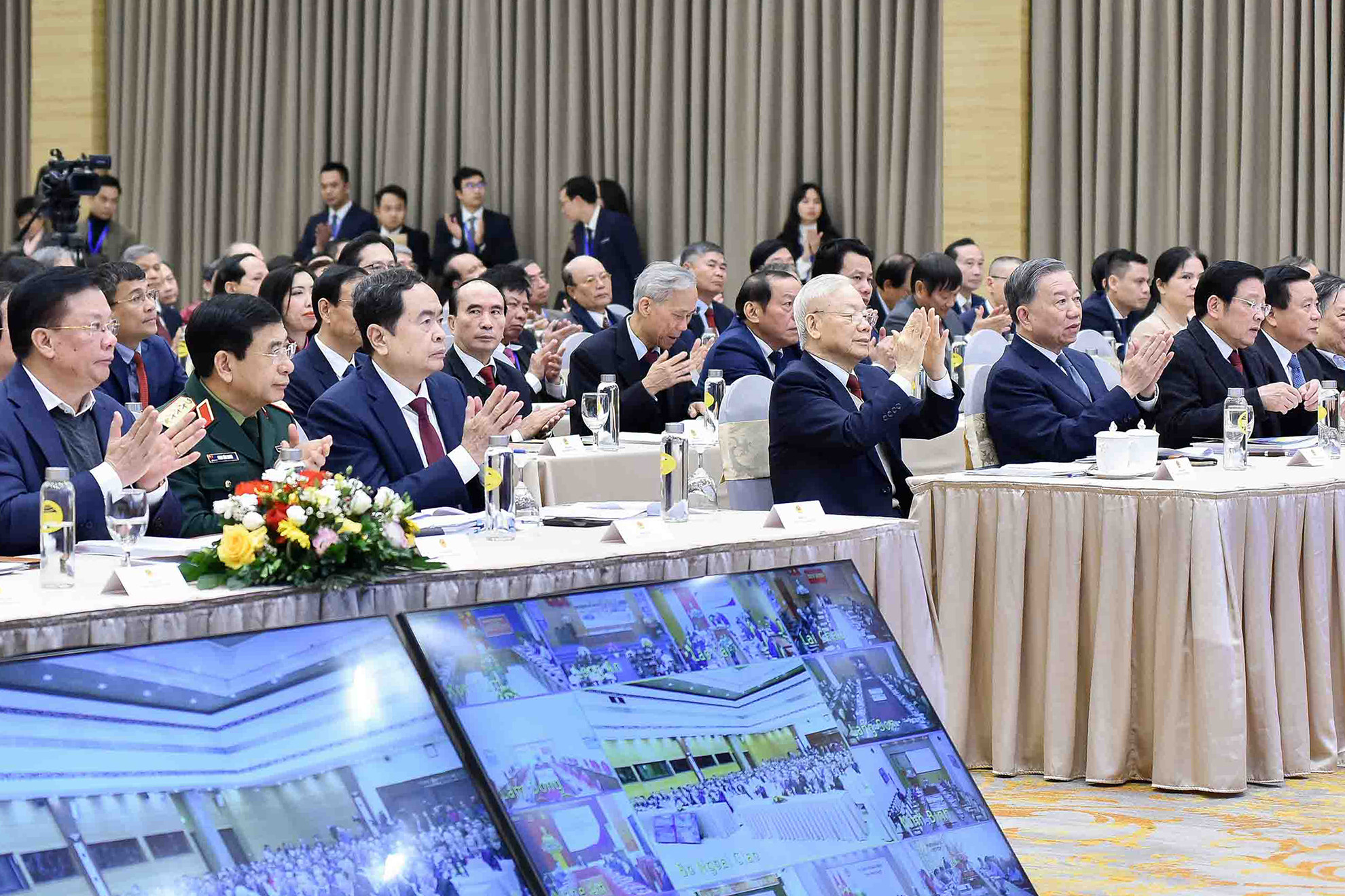 Tổng Bí thư Nguyễn Phú Trọng cùng các đồng chí lãnh đạo Đảng, Nhà nước và các đại biểu tham dự phiên khai mạc Hội nghị Ngoại giao lần thứ 32.