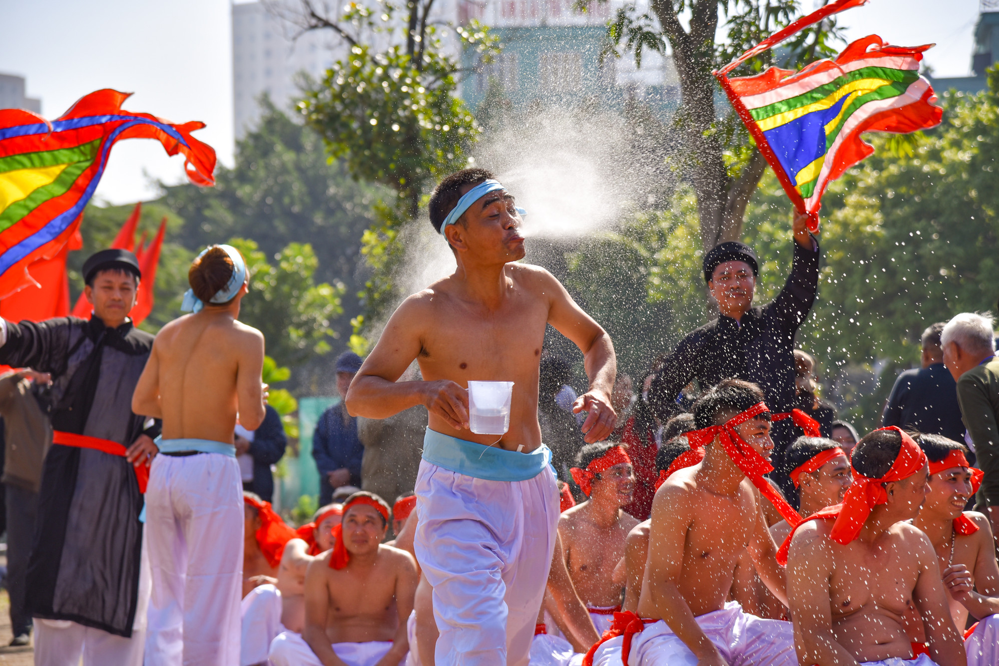Trước khi bước ra sân, người ta dùng rượu để vẩy, vỗ và phun lên trai làng tham gia đội kéo co, hành động này mang ý nghĩa thanh lọc và có thể được liên tưởng như một nghi thức cầu mưa có tính “ma thuật” của người nông dân.