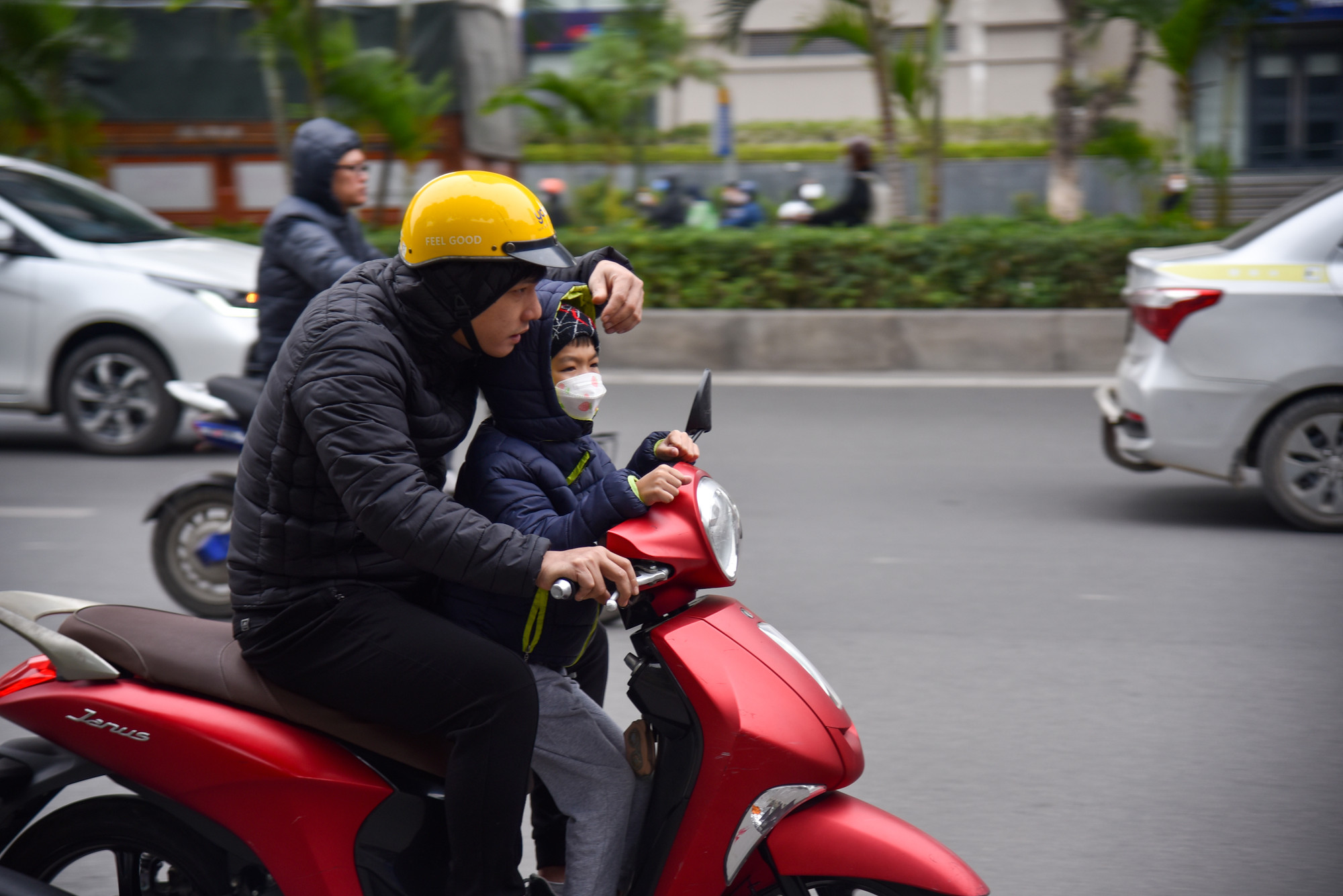 Nhiệt độ thấp rất dễ ảnh hưởng tới sức khỏe của trẻ nhỏ, vì vậy các bậc phụ huynh cần chuẩn bị cho con em nhiều quần áo ấm mỗi khi ra ngoài đường.