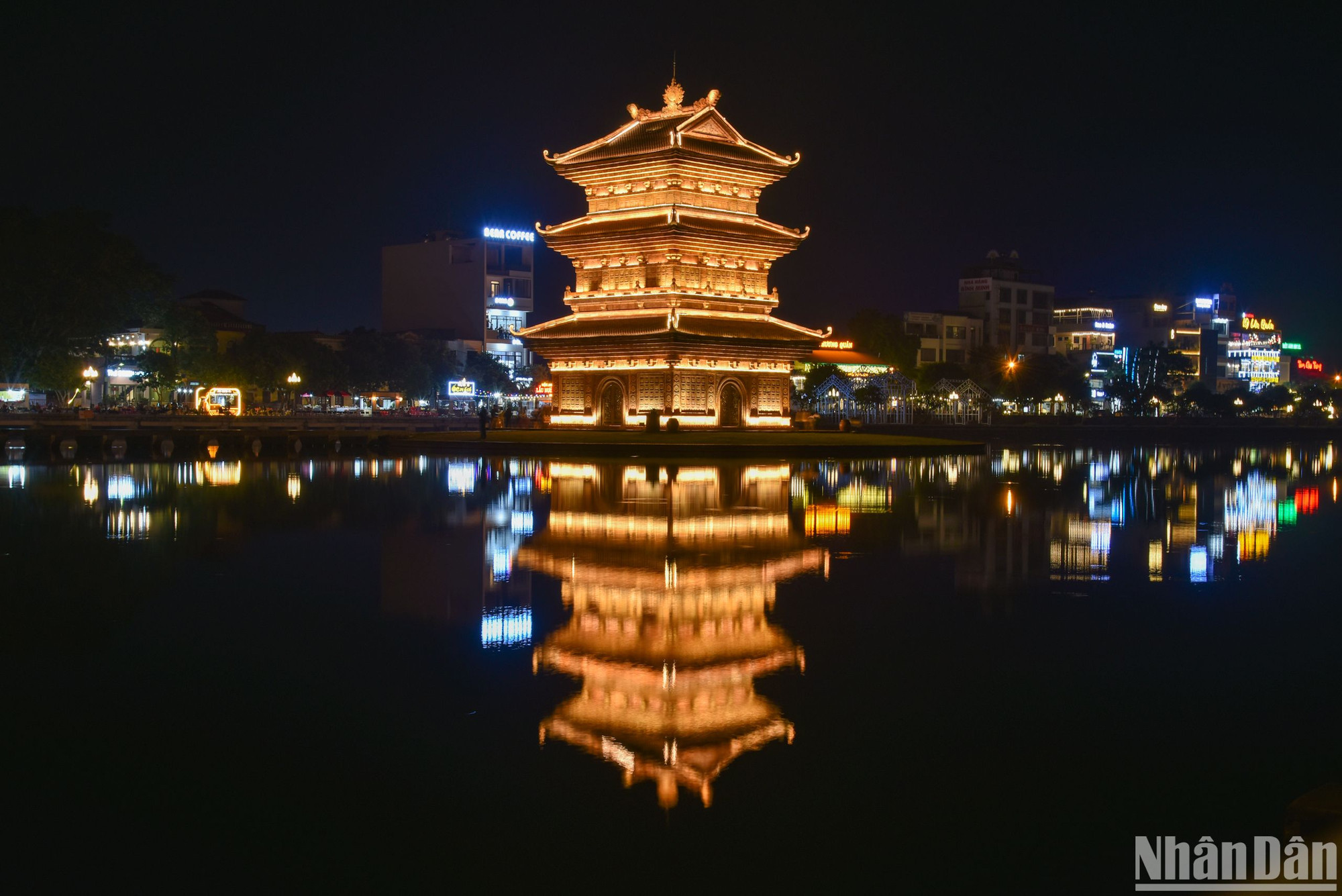 Điểm nhấn khi tới phố cổ Hoa Lư chính là tòa tháp Tứ Ân tọa lạc giữa lòng hồ Kỳ Lân, phát sáng lung linh thu hút mọi ánh nhìn mỗi khi bước qua.