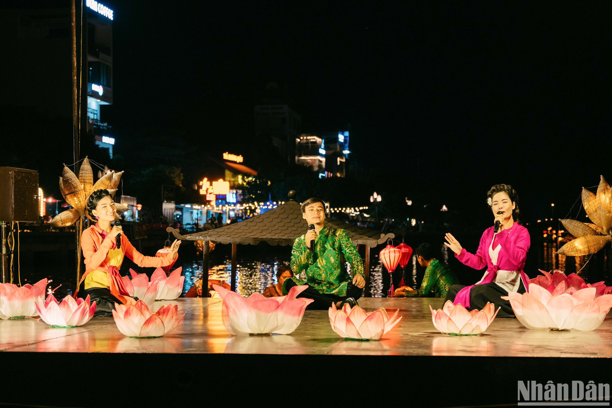 Trình diễn nghệ thuật tại Tháp Tứ Ân.