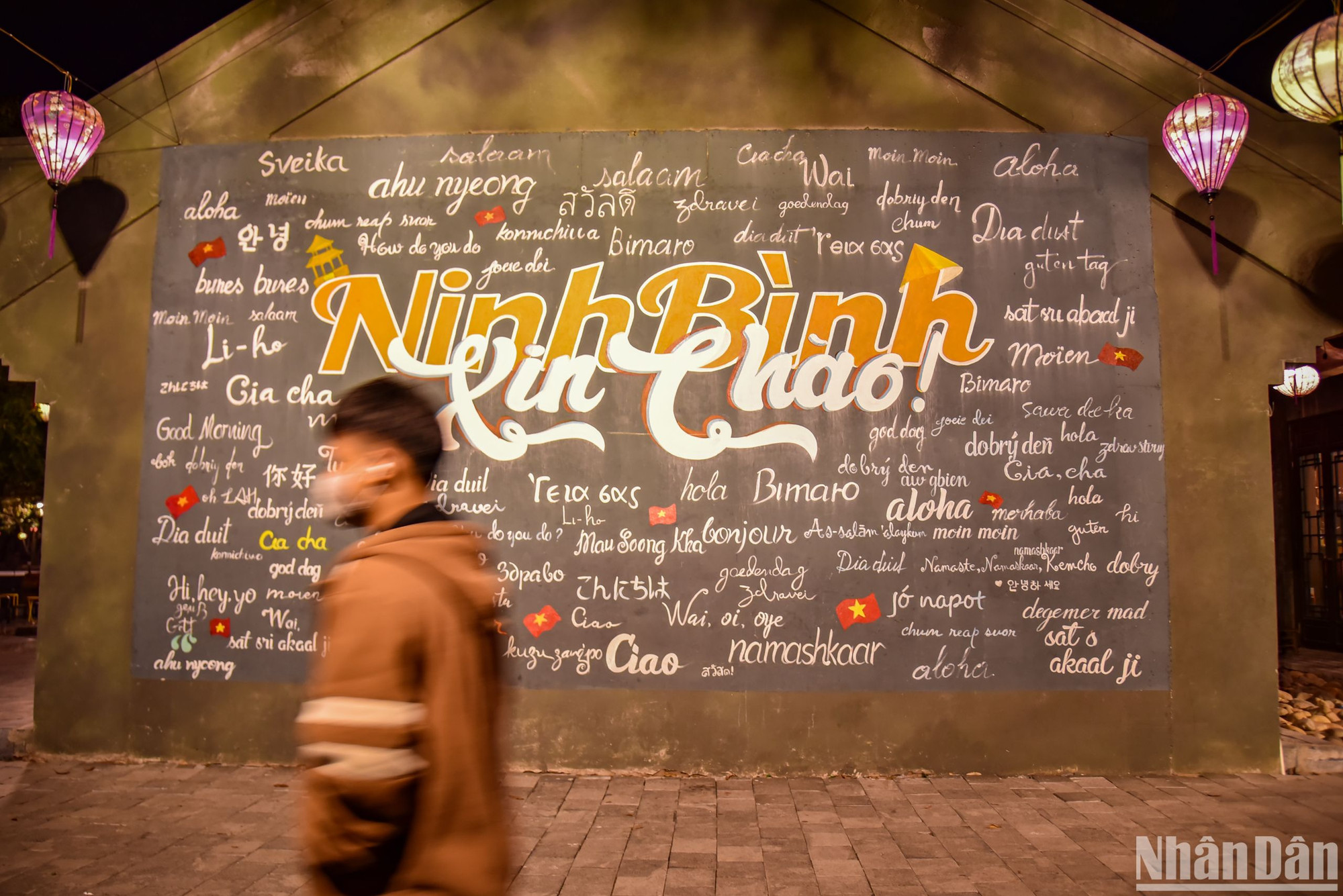 Du khách có thể đánh dấu hành trình của mình với bức tường Ninh Bình xin chào bằng nhiều thứ tiếng.