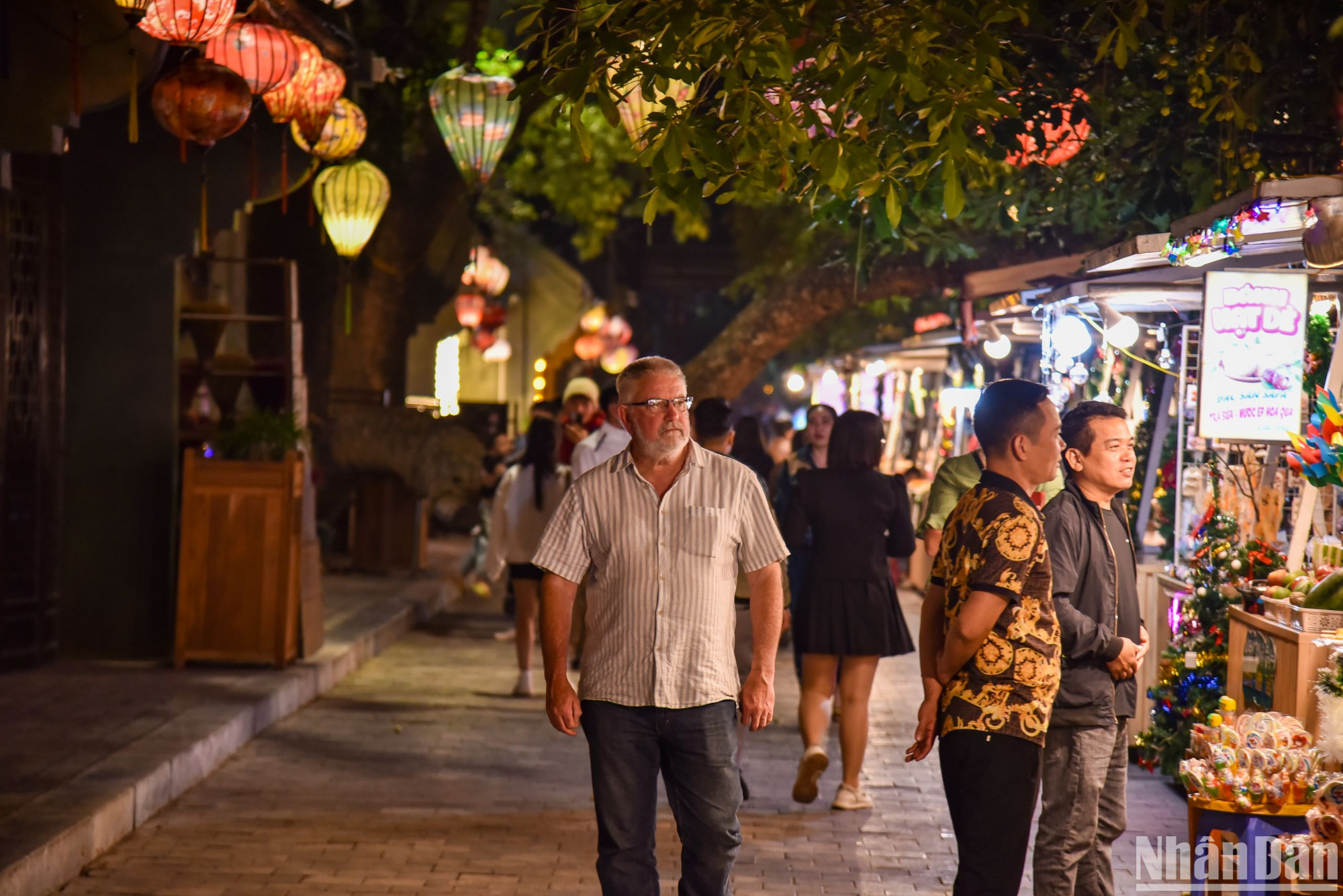 Phố cổ Hoa Lư Ninh Bình được phân thành 2 khu vực: Khu vực giới thiệu sản phẩm và khu ẩm thực. Tại đây có nhiều gian hàng trưng bày các sản phẩm thủ công mỹ nghệ truyền thống của các làng nghề trên địa bàn tỉnh Ninh Bình, thu hút rất nhiều sự quan tâm của du khách trong và ngoài nước.