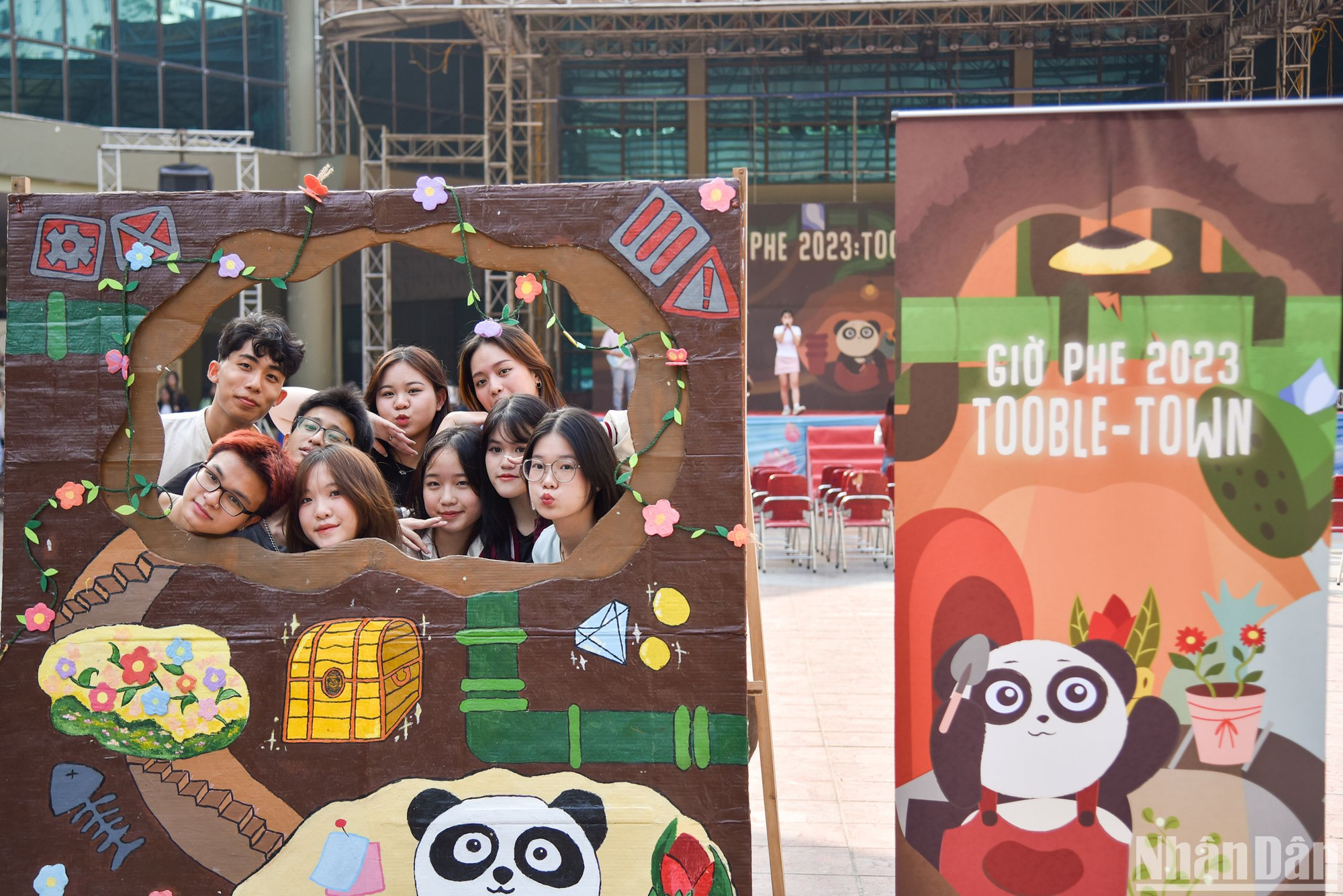 Khu vực check-in của sự kiện Giờ Phe 2023 thu hút rất nhiều bạn trẻ tới chụp ảnh.