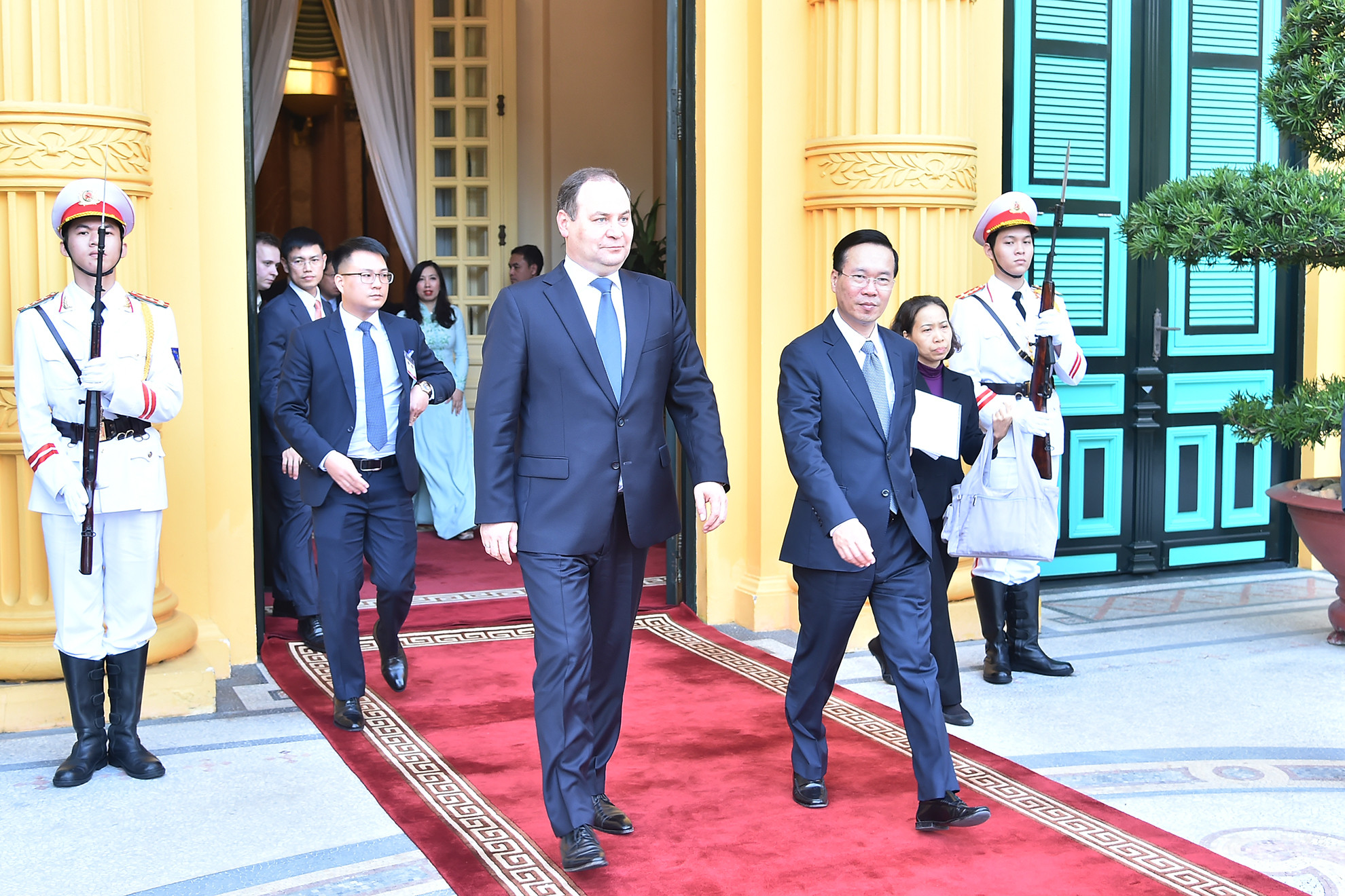 Chủ tịch nước Võ Văn Thưởng và Thủ tướng Cộng hòa Belarus Roman Golovchenko sau buổi tiếp.