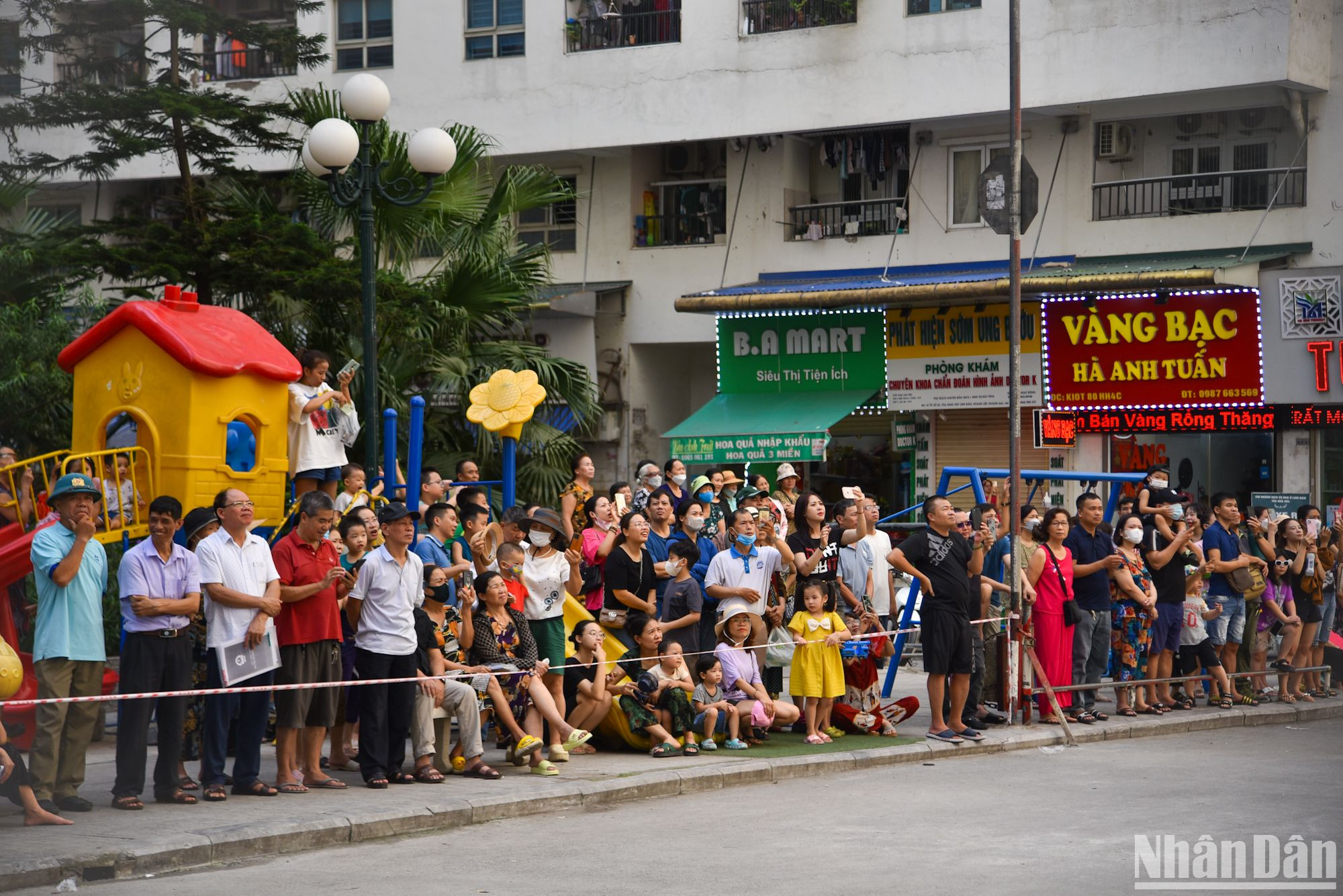 Rất đông người dân quan tâm và theo dõi buổi diễn tập phương án phòng cháy chữa cháy tại chung cư HH1C Linh Đàm.