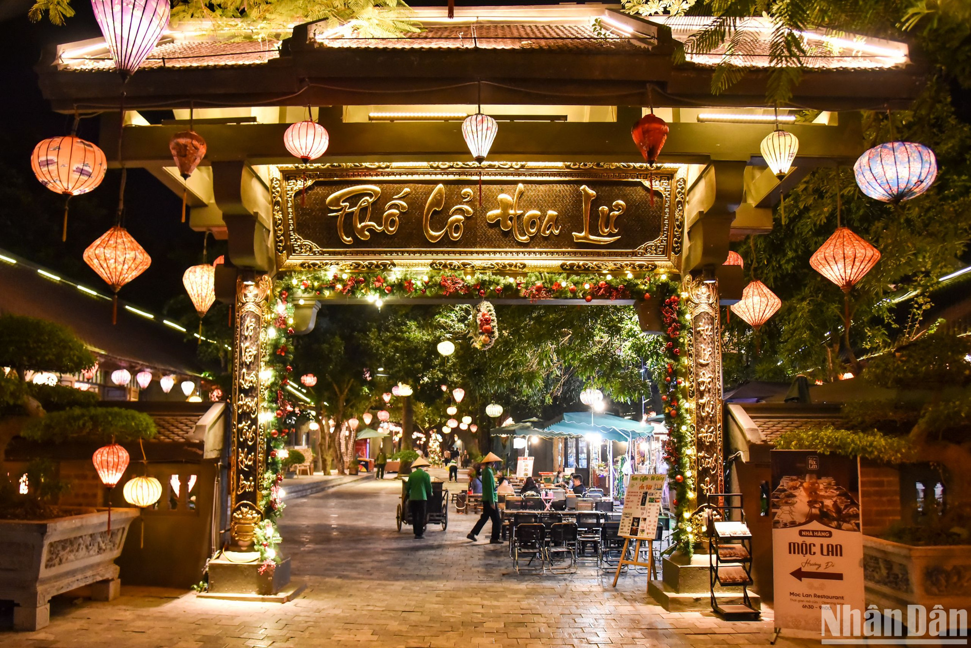 Phố cổ Hoa Lư được lấy ý tưởng từ văn hóa truyền thống của Đại Việt trong những năm thế kỷ thứ X, tái hiện và phục dựng những nét đẹp của kiến trúc và văn hóa xưa. Hiện nay, phố cổ Hoa Lư mở cửa miễn phí cho du khách tham quan, mua sắm cũng như thưởng thức các tiết mục văn hóa, nghệ thuật đặc sắc nơi đây.