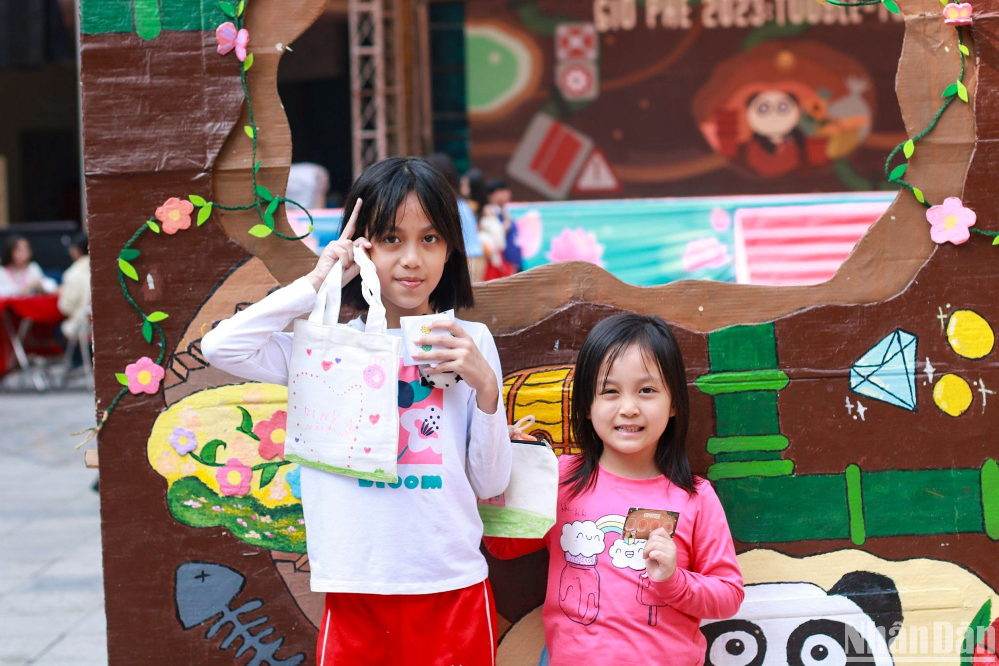 Các bạn nhỏ nhiệt tình tham gia, hưởng ứng sự kiện.