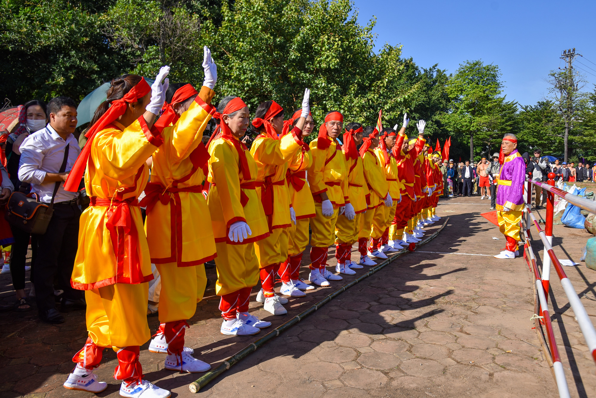Cộng đồng Kéo mỏ ở thôn Xuân Lai (huyện Sóc Sơn, Hà Nội) chào khán giả trước khi trình diễn.