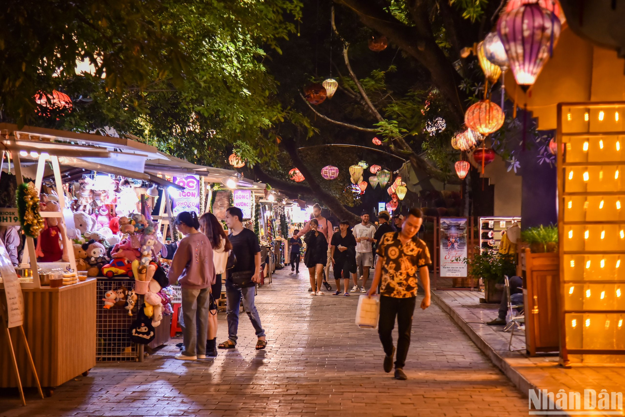 Những năm qua, tỉnh Ninh Bình đã thiết lập nhiều mô hình hợp tác hiệu quả, chặt chẽ giữa nhà nước, doanh nghiệp và người dân nhằm thúc đẩy du lịch, quảng bá những hình ảnh đẹp của thành phố Ninh Bình tới du khách thập phương.