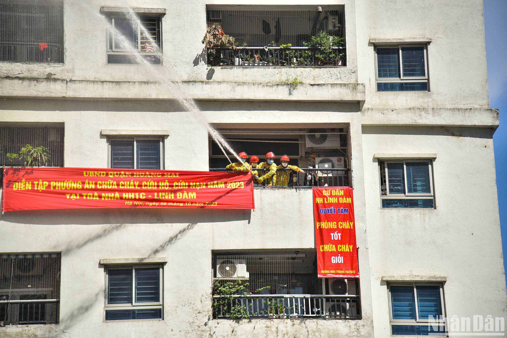 Tình huống diễn tập giả định diễn ra như sau: Tại căn hộ 512 thuộc tòa nhà HH1C, Linh Đàm, quận Hoàng Mai xảy ra hỏa hoạn, ngọn lửa có nguy cơ lan rộng ra cả tầng và các tầng lân cận.