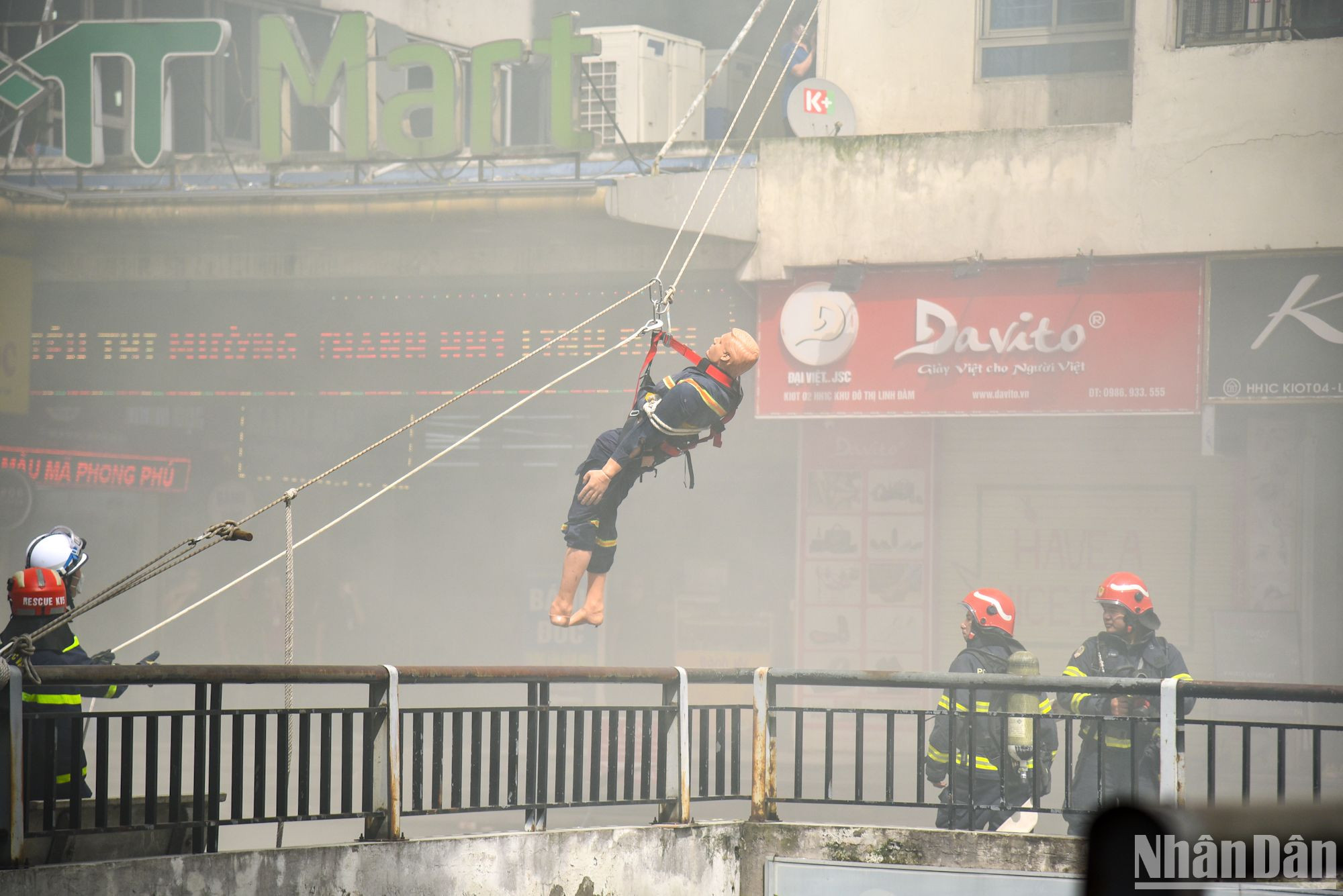 Do tác động của đám cháy, khu vực hành lang nhiễm khói đậm đặc nên không thể sử dụng cầu thang bộ để đưa người bị nạn thoát ra an toàn. Các chiến sĩ cứu hộ cứu nạn quyết định triển khai đội hình "cầu dây nghiêng" trên cao để giải cứu nạn nhân ra ngoài.