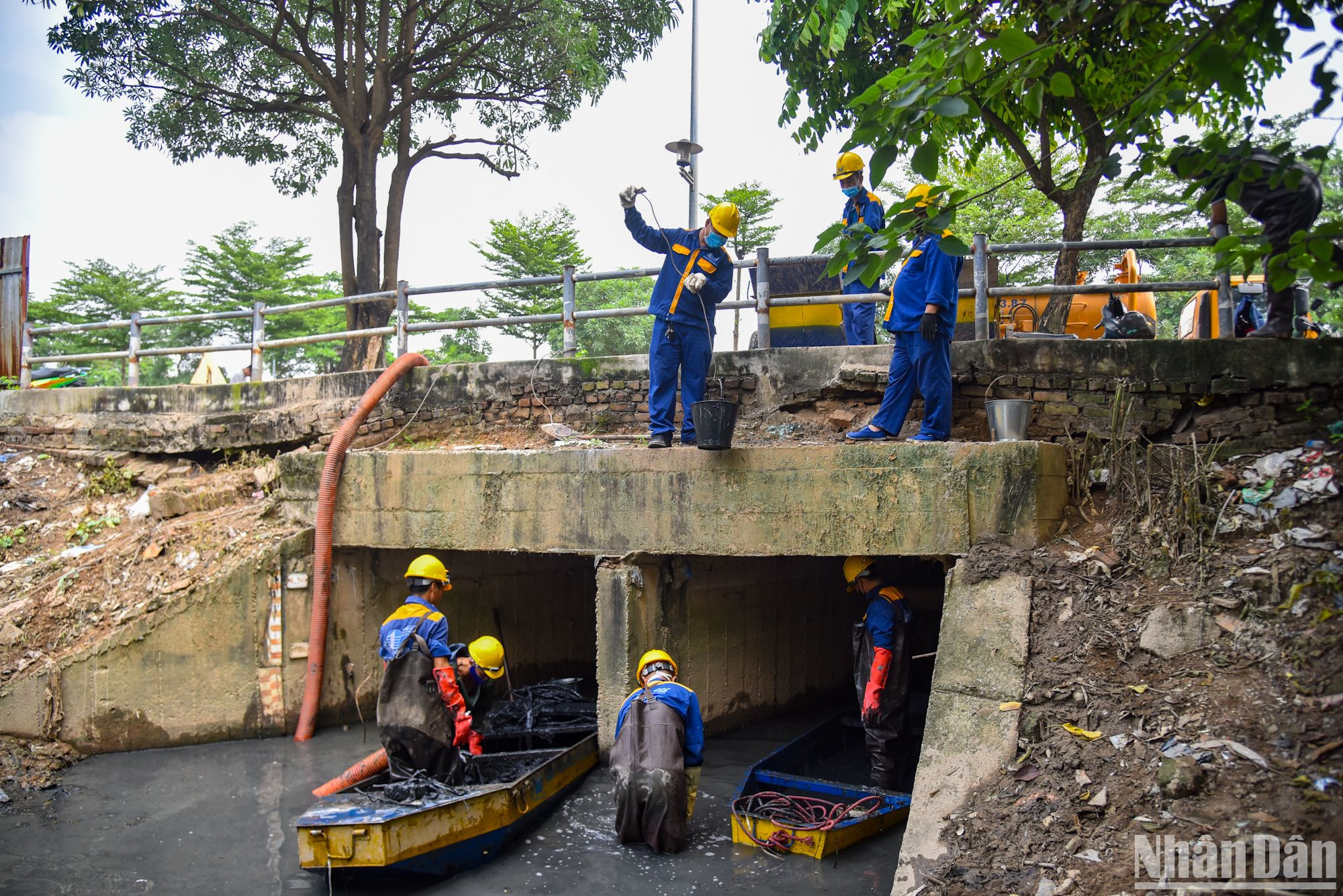 Các công nhân được chia làm 2 đội: 1 đội nạo vét ở dưới lòng đáy mương và 1 đội ở trên bờ phục vụ việc di chuyển bùn và rác đến nơi xử lý. Các công nhân được chia làm 2 đội: 1 đội nạo vét ở dưới lòng đáy mương và 1 đội ở trên bờ phục vụ việc di chuyển bùn và rác đến nơi xử lý.