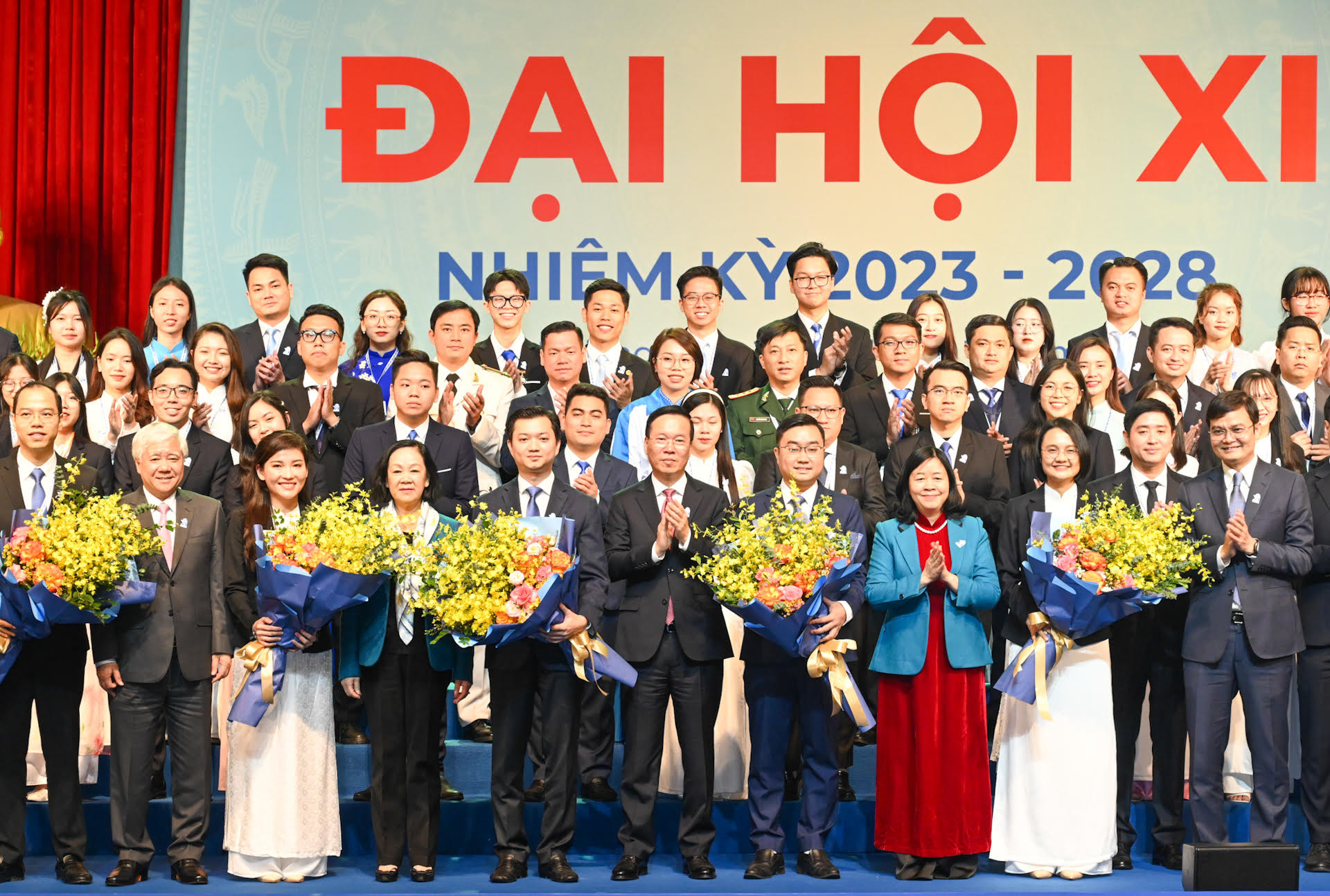 Chủ tịch nước Võ Văn Thưởng cùng các đồng chí lãnh đạo Đảng, Nhà nước tặng hoa chúc mừng Ban Chấp hành Trung ương Hội Sinh viên Việt Nam khoá XI.