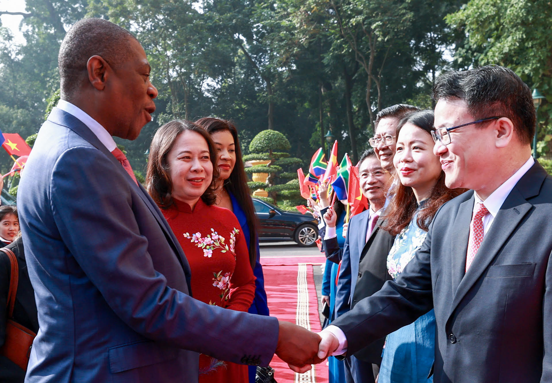 Phó Chủ tịch nước Võ Thị Ánh Xuân giới thiệu với Phó Tổng thống Cộng hòa Nam Phi Paul Mashatile các đại biểu Việt Nam dự lễ đón.