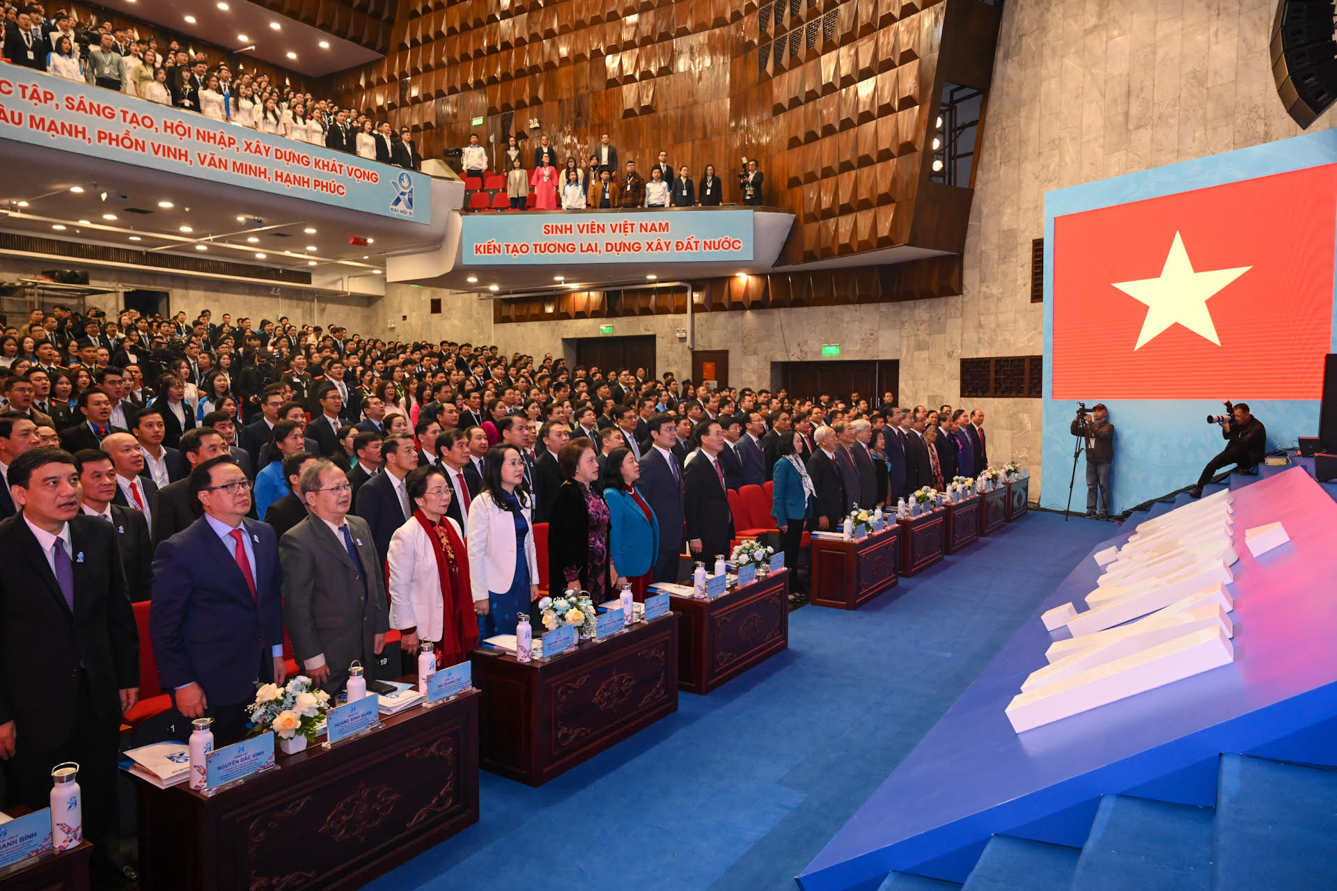 Các đồng chí lãnh đạo, nguyên lãnh đạo Đảng, Nhà nước và các đại biểu thực hiện nghi thức chào cờ.