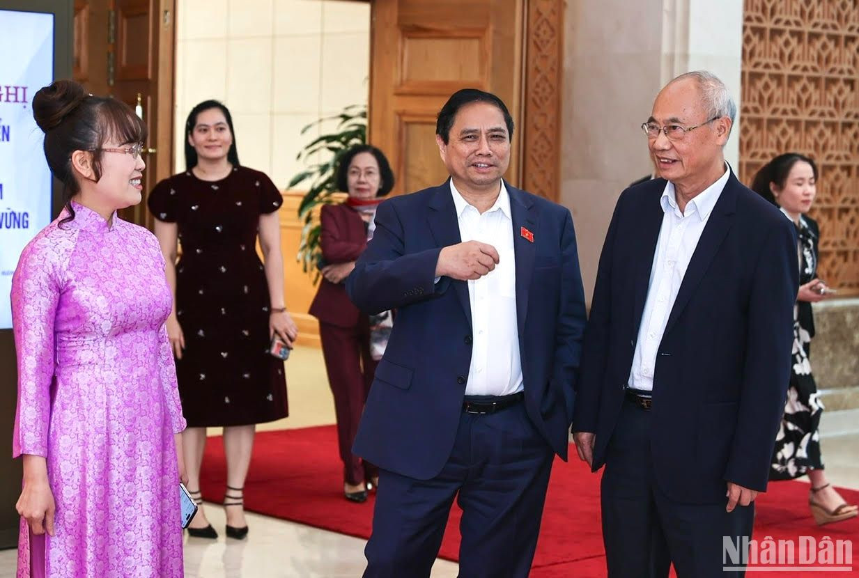 Thủ tướng Phạm Minh Chính Trao đổi với các đại biểu trong giờ nghỉ giải lao.