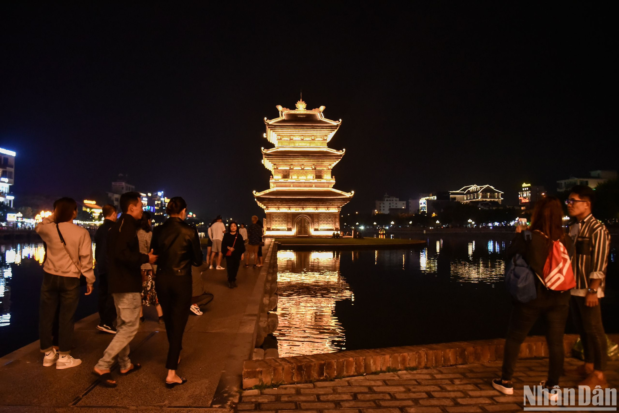 Tháp Tứ Ân là một công trình kiến trúc độc đáo, đặc sắc và mang đậm nét Phật giáo Việt Nam. Là một địa điểm không thể bỏ qua mỗi khi đặt chân tới thành phố Ninh Bình.