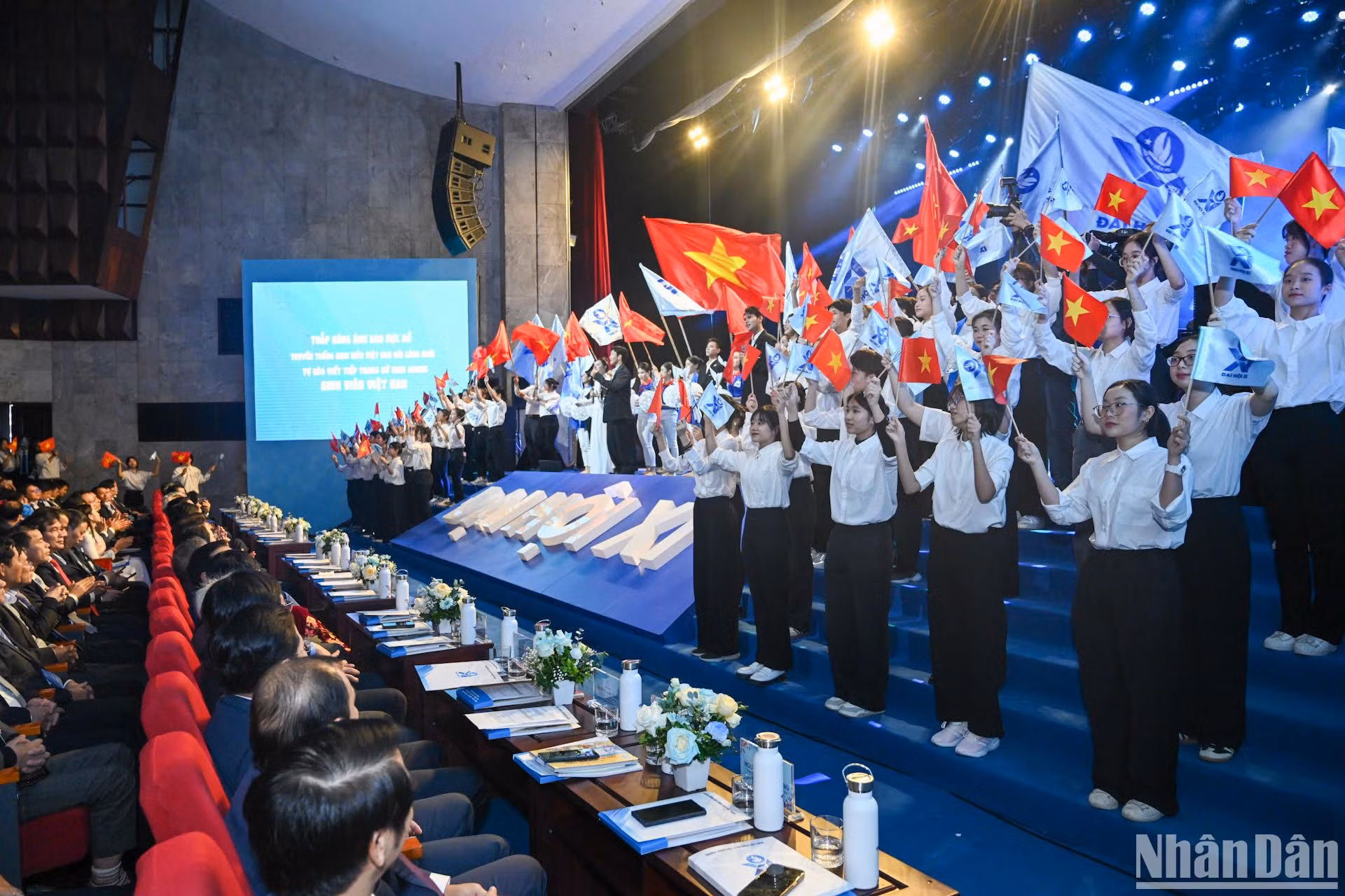  Đại hội Sinh viên Việt Nam lần thứ XI có sự tham dự của 695 đại biểu đến từ 30 Hội Sinh viên Việt Nam các tỉnh, thành phố, 39 Hội Sinh viên Việt Nam các trường trực thuộc Trung ương và 13 Hội Sinh viên Việt Nam tại nước ngoài.