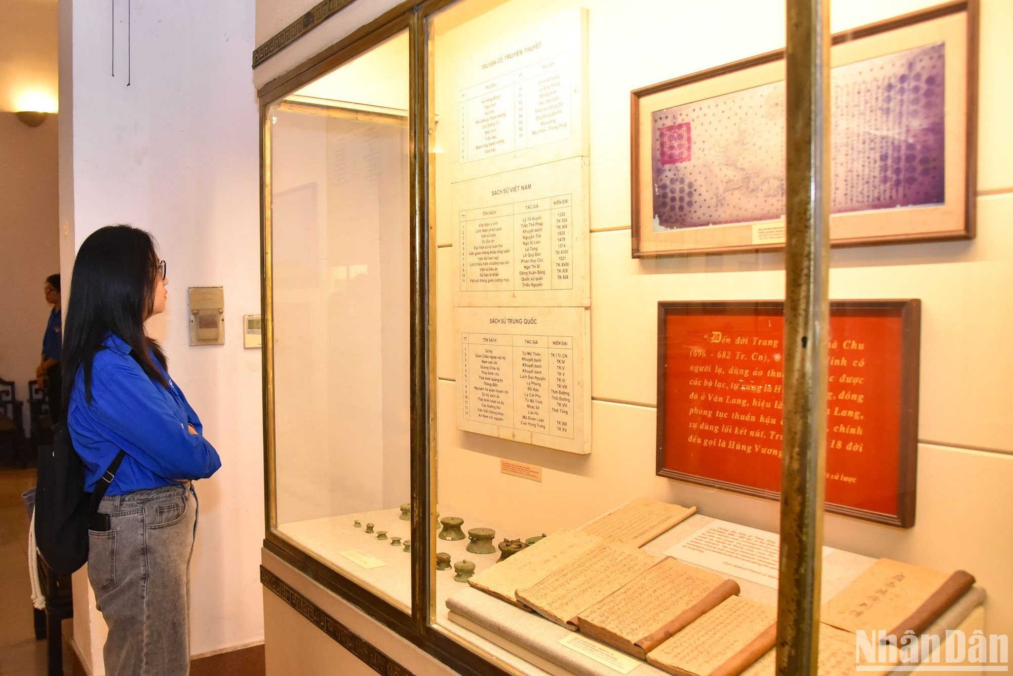 Đoàn viên được ngắm nhìn những những hiện vật quý giá và đồ cổ có tuổi đời hàng trăm năm.