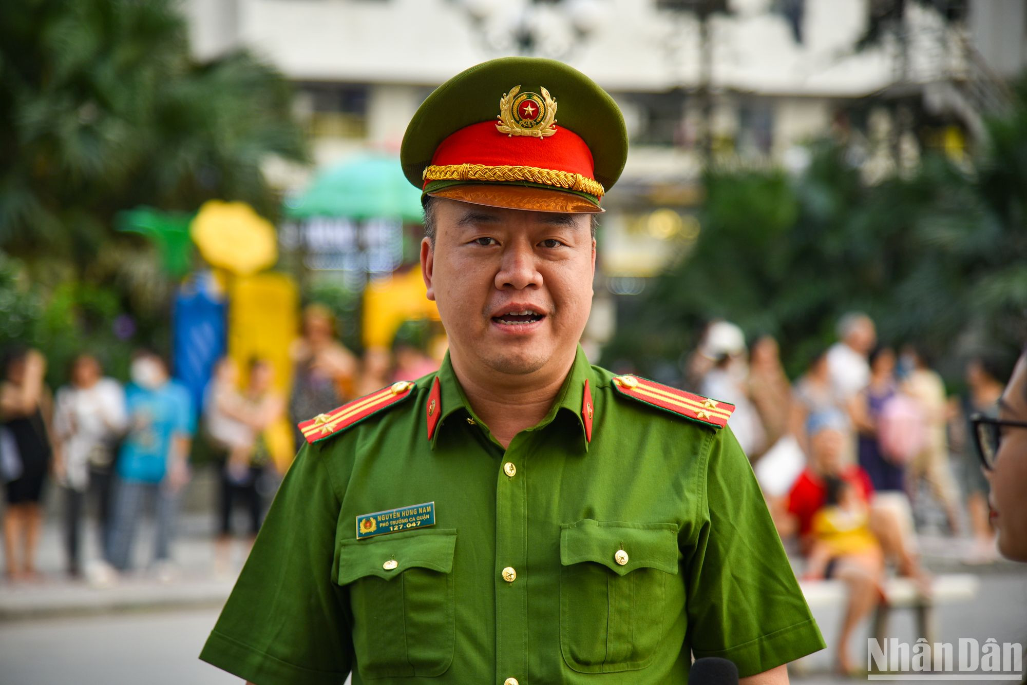 Đồng chí Nguyễn Hùng Nam, Phó Trưởng công an Quận Hoàng Mai chia sẻ: "Theo kế hoạch của thành phố từ nay đến hết ngày 30/10 kết thúc việc rà soát, kiểm tra và xử lý các vi phạm đối với những nhà tập thể nhiều căn hộ, nhà thuê trọ. Hiện nay chúng tôi đã tiến hành kiểm tra những lỗi đặc biệt nghiêm trọng và nguy cơ xảy ra cháy nổ tại những khu nhà tập thể, tiến hành tạm đình chỉ và đình chỉ hoạt động, yêu cầu chủ đầu tư phải khắc phục mới được phép hoạt động trở lại. Đồng thời tôi cũng khuyến nghị người dân nên chủ động trang bị những phương tiện chữa cháy tại chỗ để có thể xử lý những tình huống cháy nổ bất ngờ xảy ra".