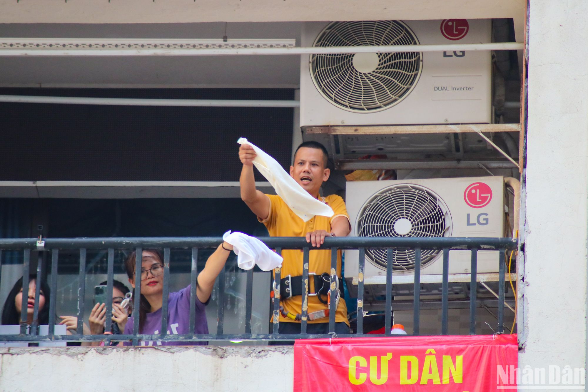 Tình huống diễn tập giả định: Khói đã lan mạnh sang căn hộ 502 và ở cả hai căn hộ này đều đang có người mắc kẹt, đã di chuyển ra ban công, kêu gọi cứu hộ.