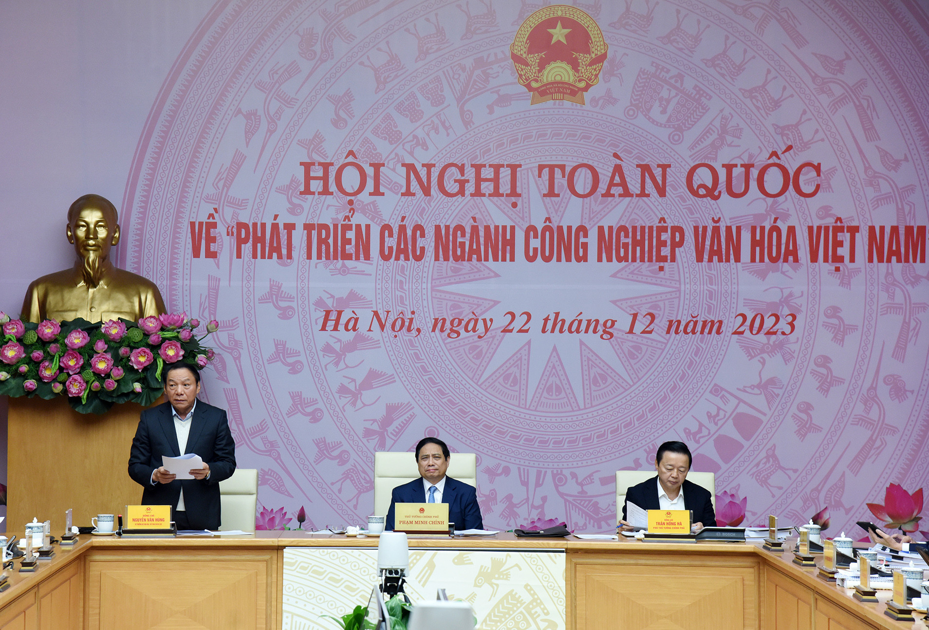 Bộ trưởng Văn hóa, Thể thao và Du lịch Nguyễn Văn Hùng báo cáo về thực tế phát triển của các ngành công nghiệp văn hóa.