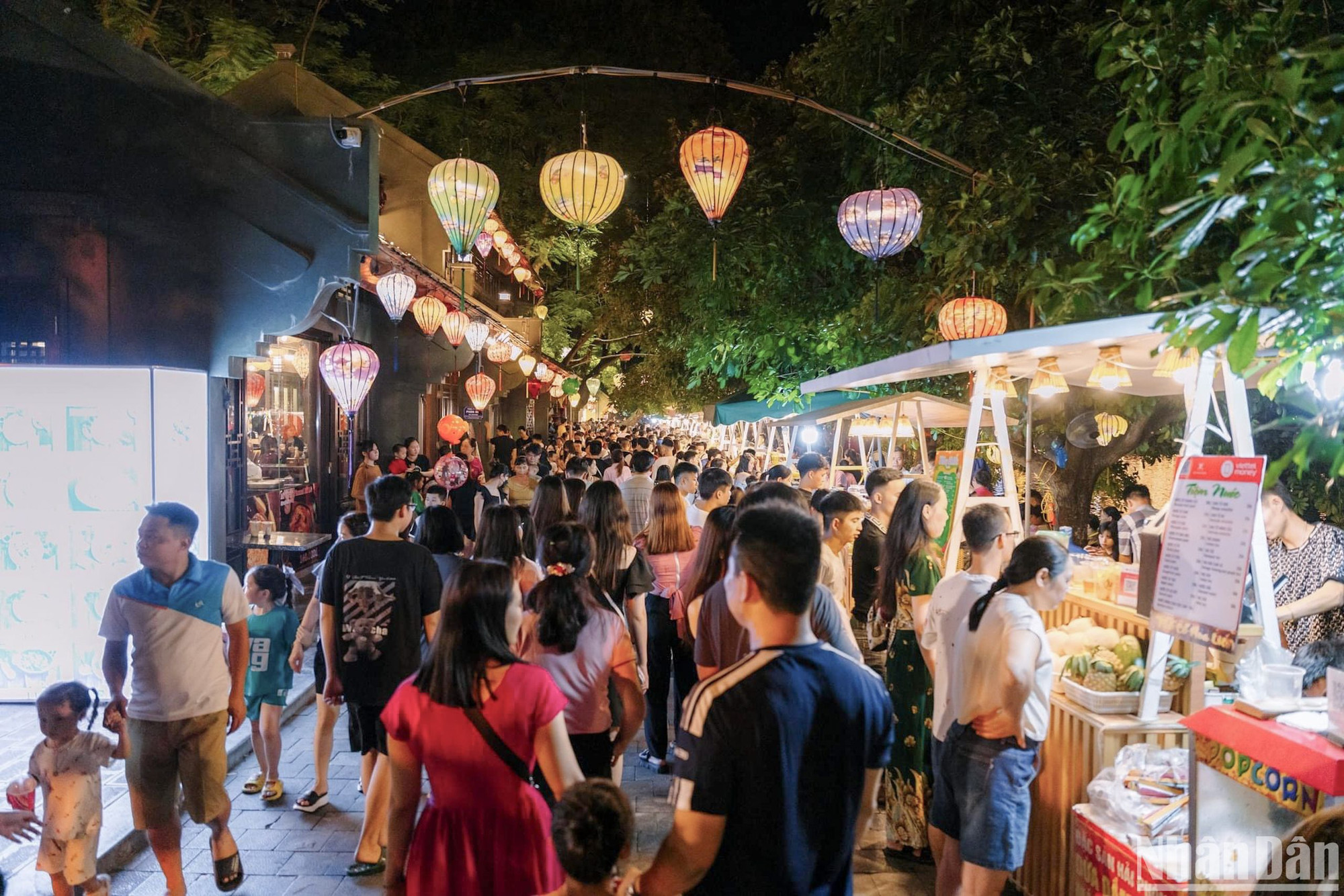 Khu vực phố cổ đón tiếp rất nhiều lượt khách ghé thăm, đặc biệt là vào dịp cuối tuần.