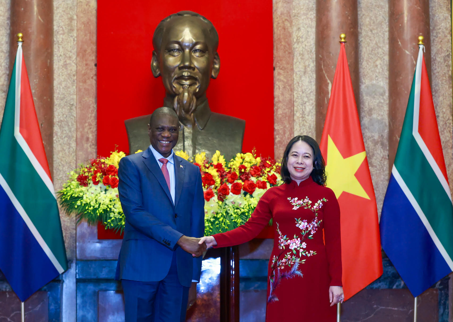 Phó Chủ tịch nước Võ Thị Ánh Xuân Phó Tổng thống Cộng hòa Nam Phi Paul Mashatile tại lễ đón.