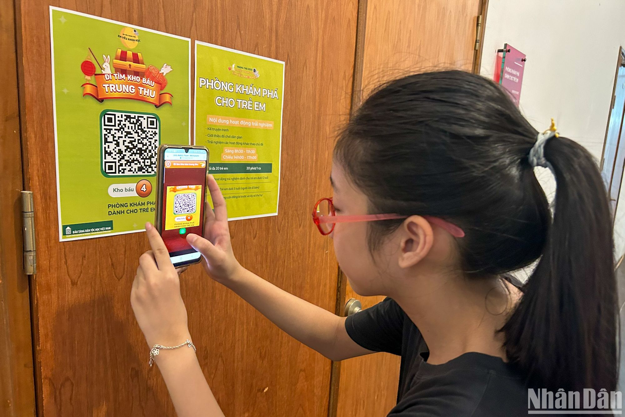 Điểm mới của chương trình chính là sự giao thoa giữa hiện đại và cổ truyền. Du khách tham gia vào hoạt động quét mã QR "Đua tìm kho báu trung thu" để khám phá những thông tin thú vị trong các không gian trưng bày của bảo tàng.