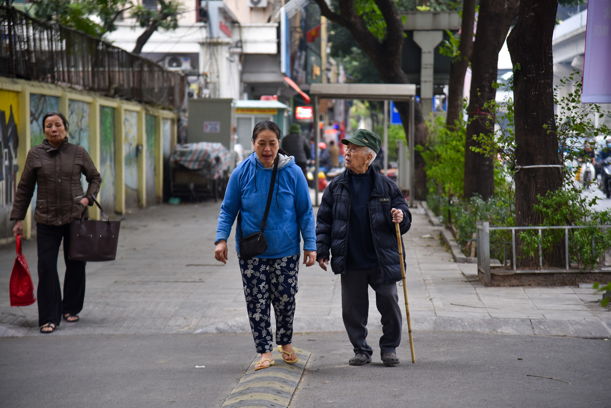 Đêm và sáng sớm là khoảng thời gian giá lạnh nhất khiến người đi đường cảm nhận rõ sự lạnh buốt.