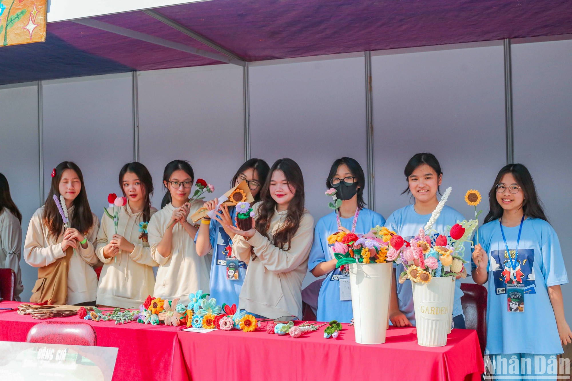 Các bạn trẻ với những bông hoa handmade được làm bởi các phế liệu thu gom từ sự kiện trước đó.