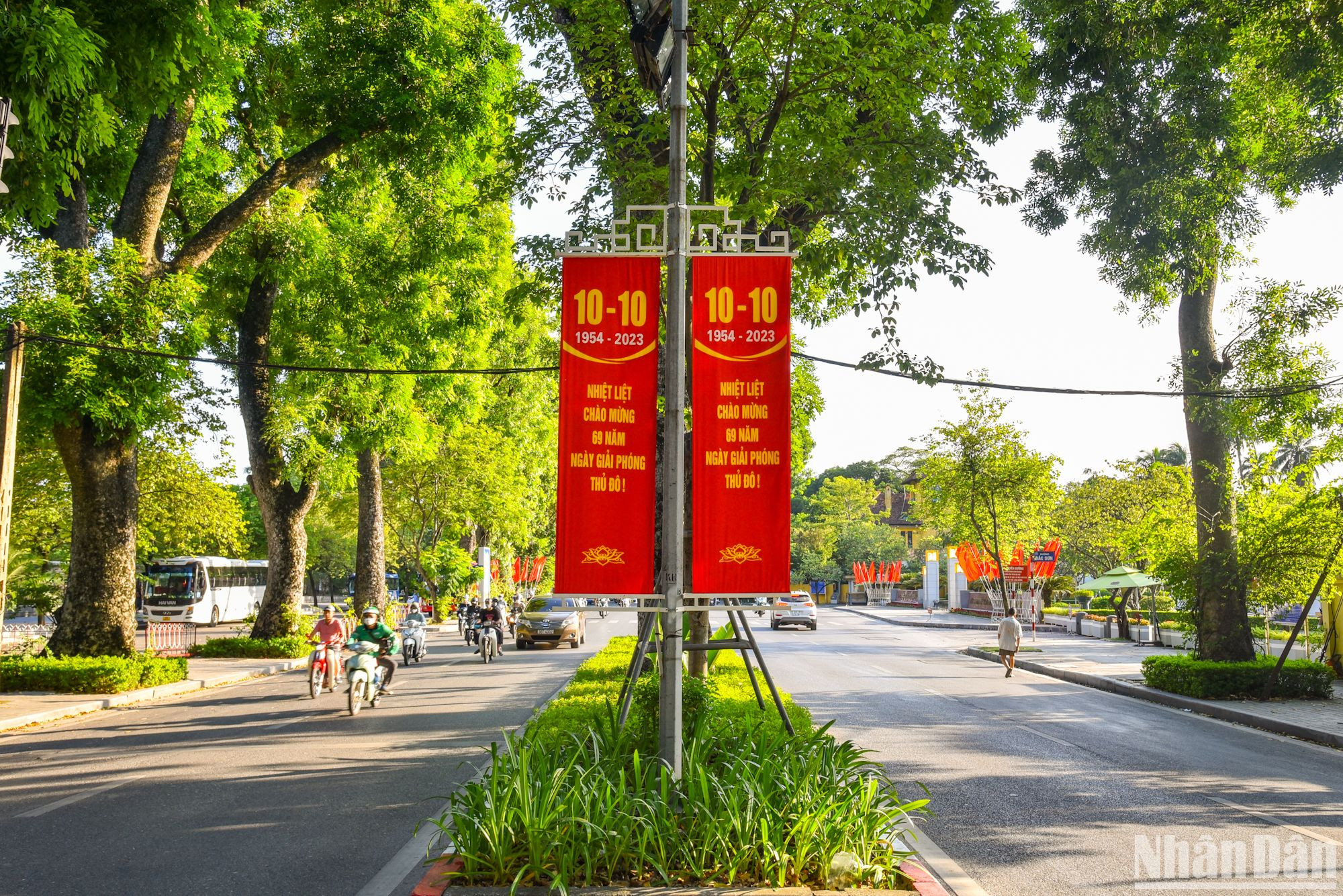 Tại những con phố chính của Hà Nội như: Hùng Vương, Hoàng Diệu, Điện Biên Phủ, Lê Hồng Phong,... đều được trang hoàng bằng những băng-rôn, khẩu hiệu đỏ thắm.