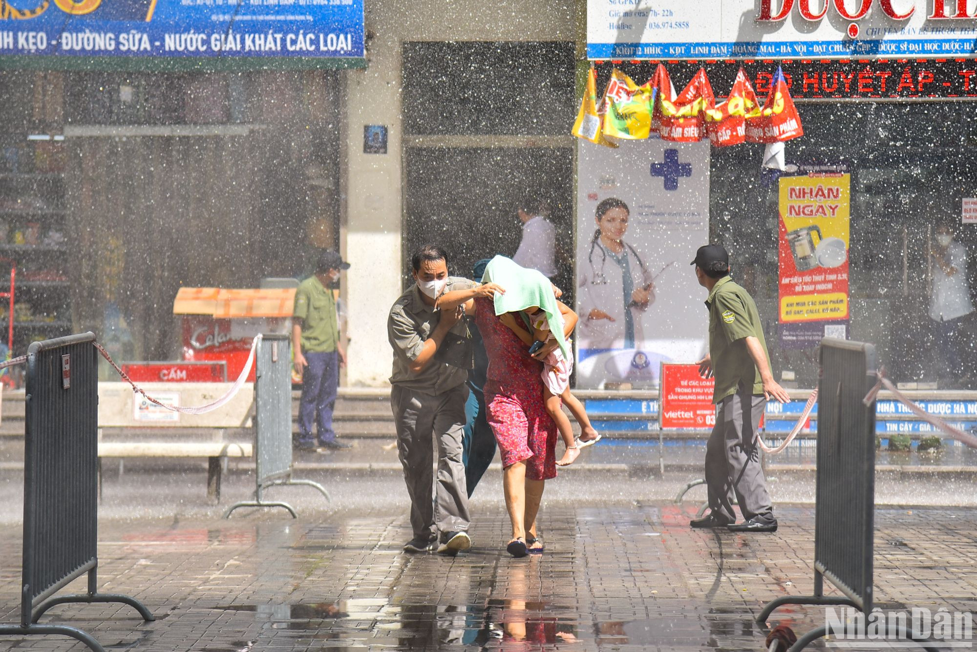 Giải cứu người dân ra khỏi căn phòng bị cháy đến nơi an toàn.