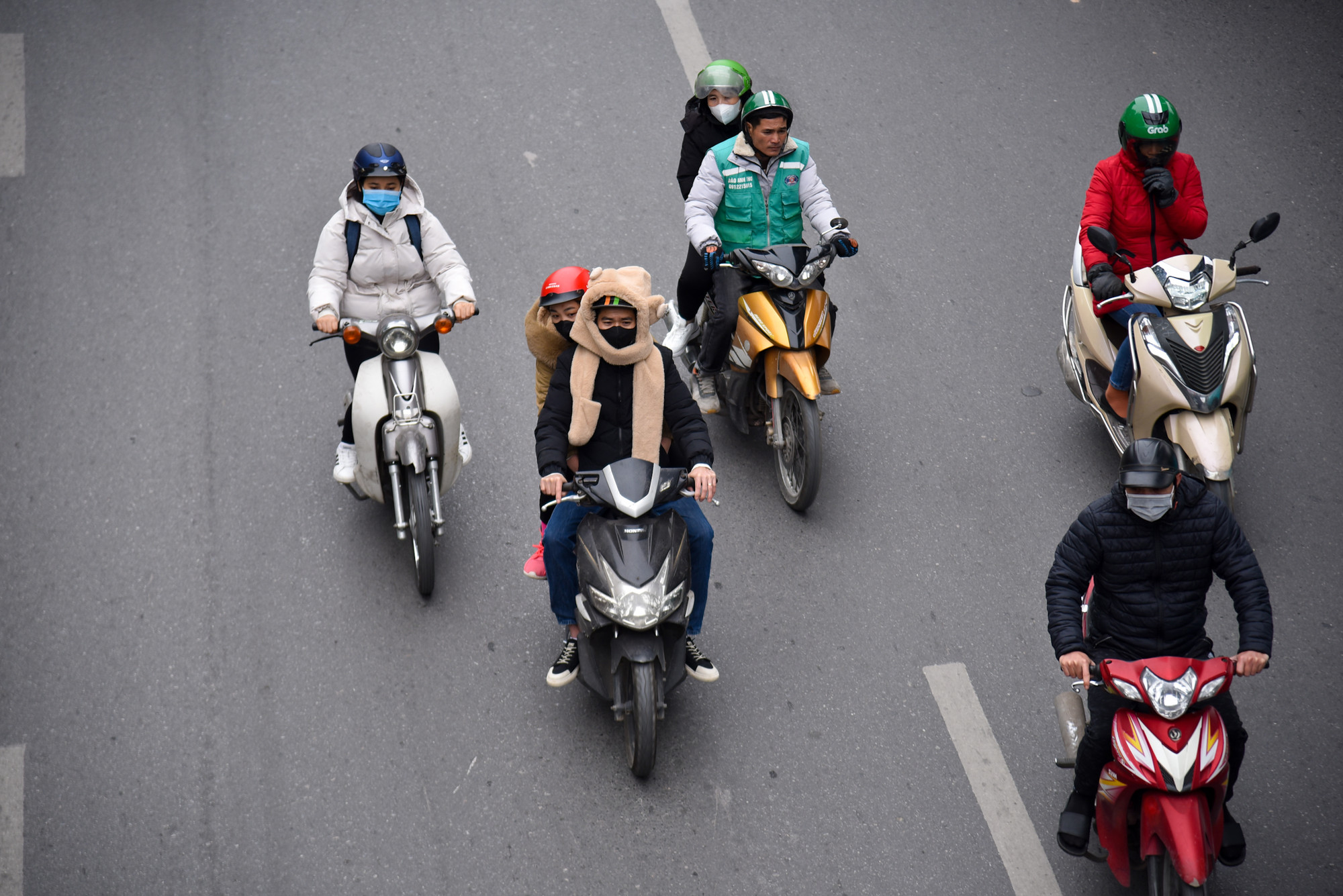 Nhiệt độ giảm thấp khiến việc di chuyển trở nên khó khăn, người dân cần phải trang bị đầy đủ quần áo ấm để chống chọi với thời tiết khắc nghiệt.