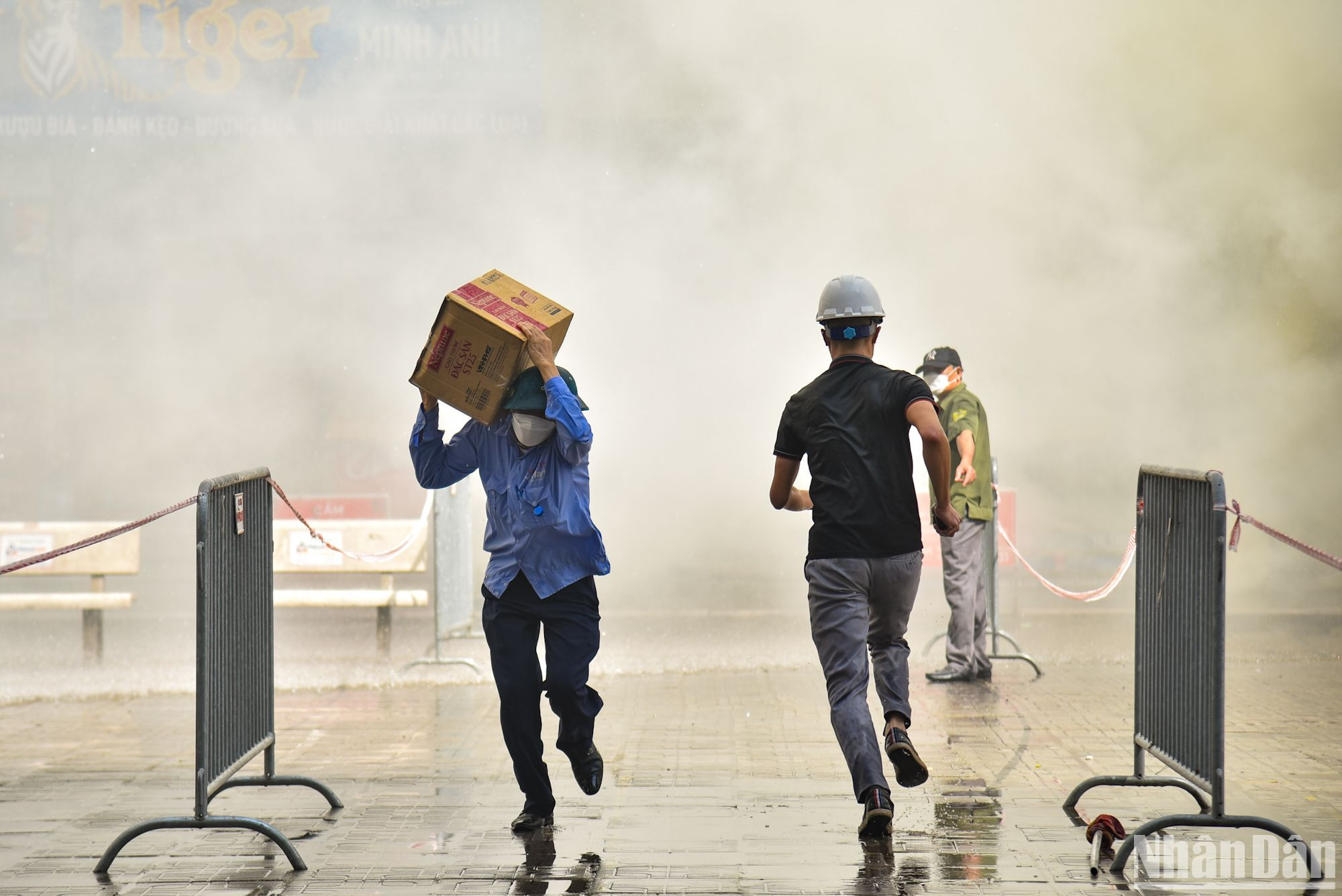 Sau đó lực lượng hỗ trợ tiếp tục lao mình vào trong đám khói để tiếp tế, giải cứu những người vẫn còn đang mắc kẹt.