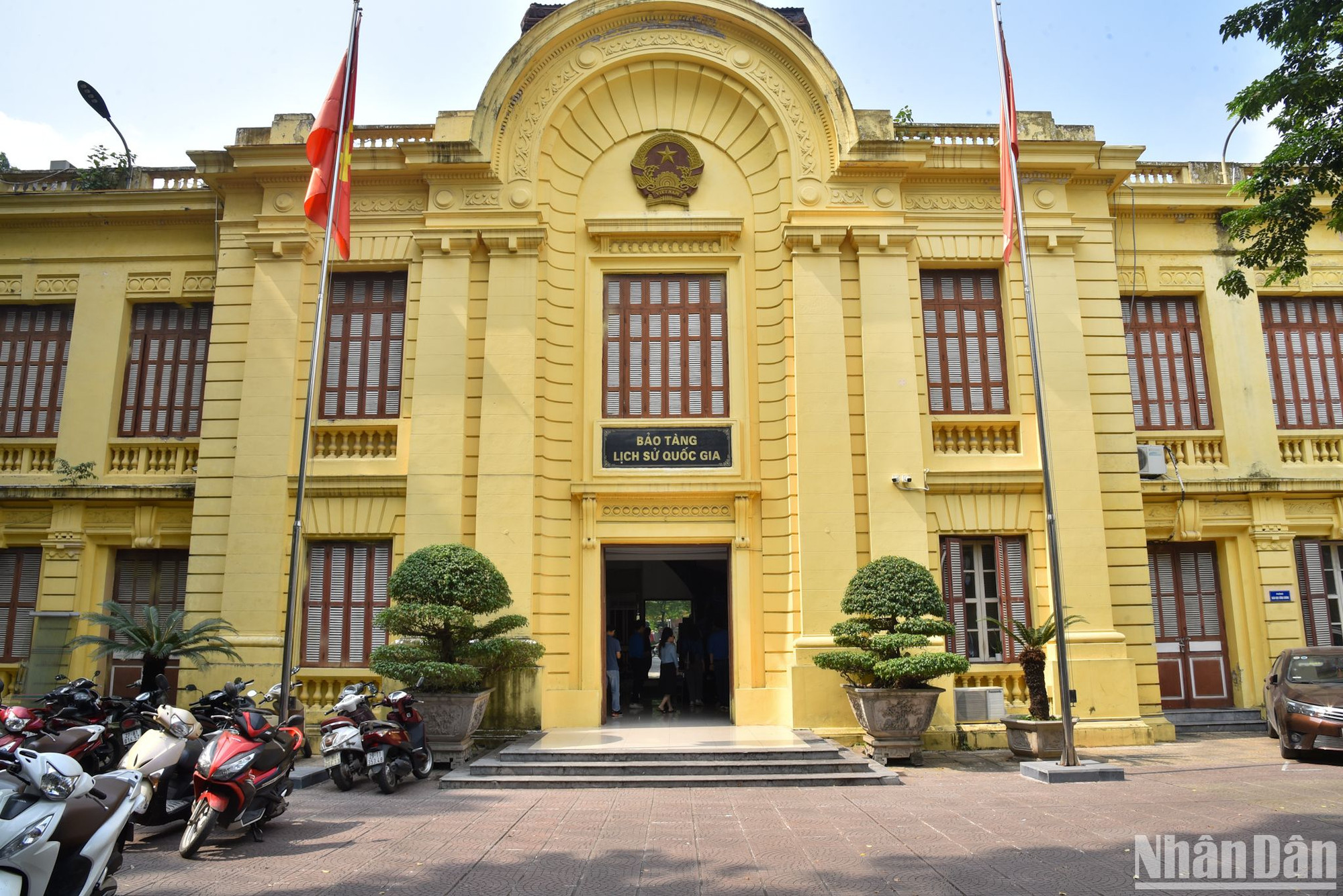 Bảo tàng Lịch sử quốc gia hiện đang lưu giữ và bảo quản khoảng 200.000 hiện vật, tư liệu lịch sử văn hóa Việt Nam, trong đó giai đoạn lịch sử Việt Nam từ thời tiền sử đến năm 1945 có gần 110.000 tài liệu, hiện vật là di vật, cổ vật và 20 bảo vật quốc gia