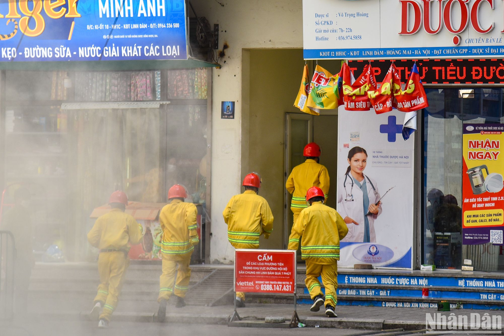 Tổ cứu hộ và di chuyển tài sản tiếp cận khu vực tầng 5 qua thang bộ di chuyển các tài sản của căn hộ bị cháy, căn hộ kế bên xuống theo thang bộ, đưa đến vị trí tập kết an toàn.