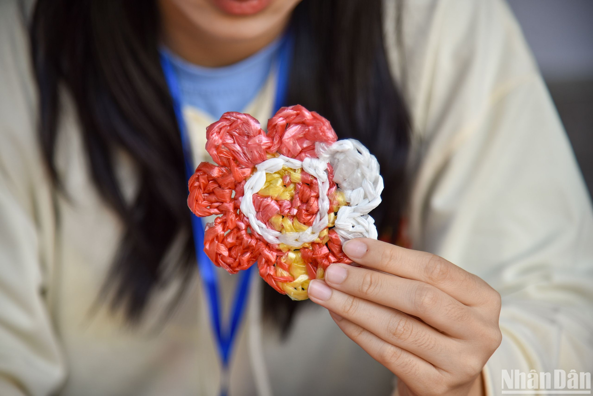 Bông hoa được làm hoàn toàn bằng những chiếc túi nilong đã qua sử dụng với mong muốn lan tỏa thông điệp bảo vệ môi trường tới mọi người.