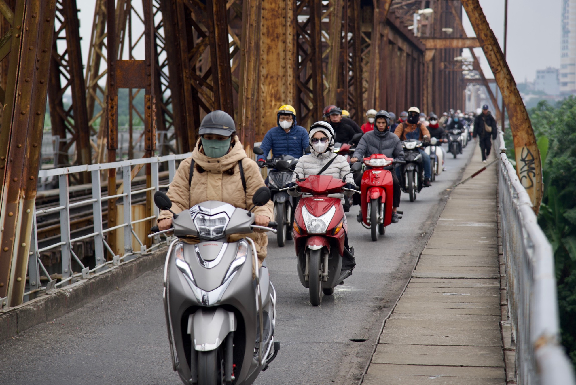 Theo Trung tâm Dự báo Khí tượng Thủy văn Quốc gia, sáng 18/12, các tỉnh Bắc Bộ rét đậm, trong đó Thủ đô Hà Nội có mức nhiệt thấp từ 13-15 độ C.